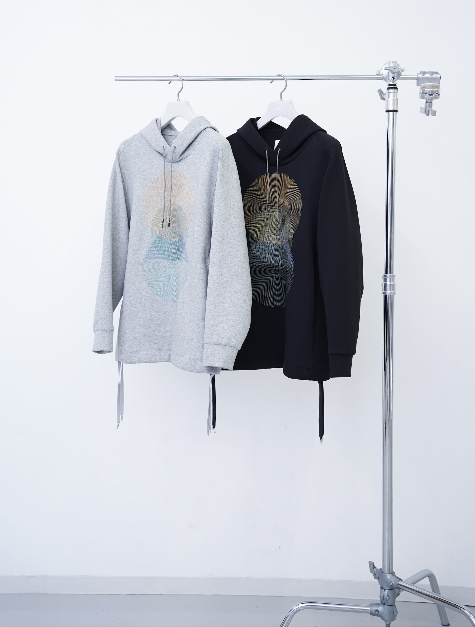 Echo Embroidery Hoodie / black