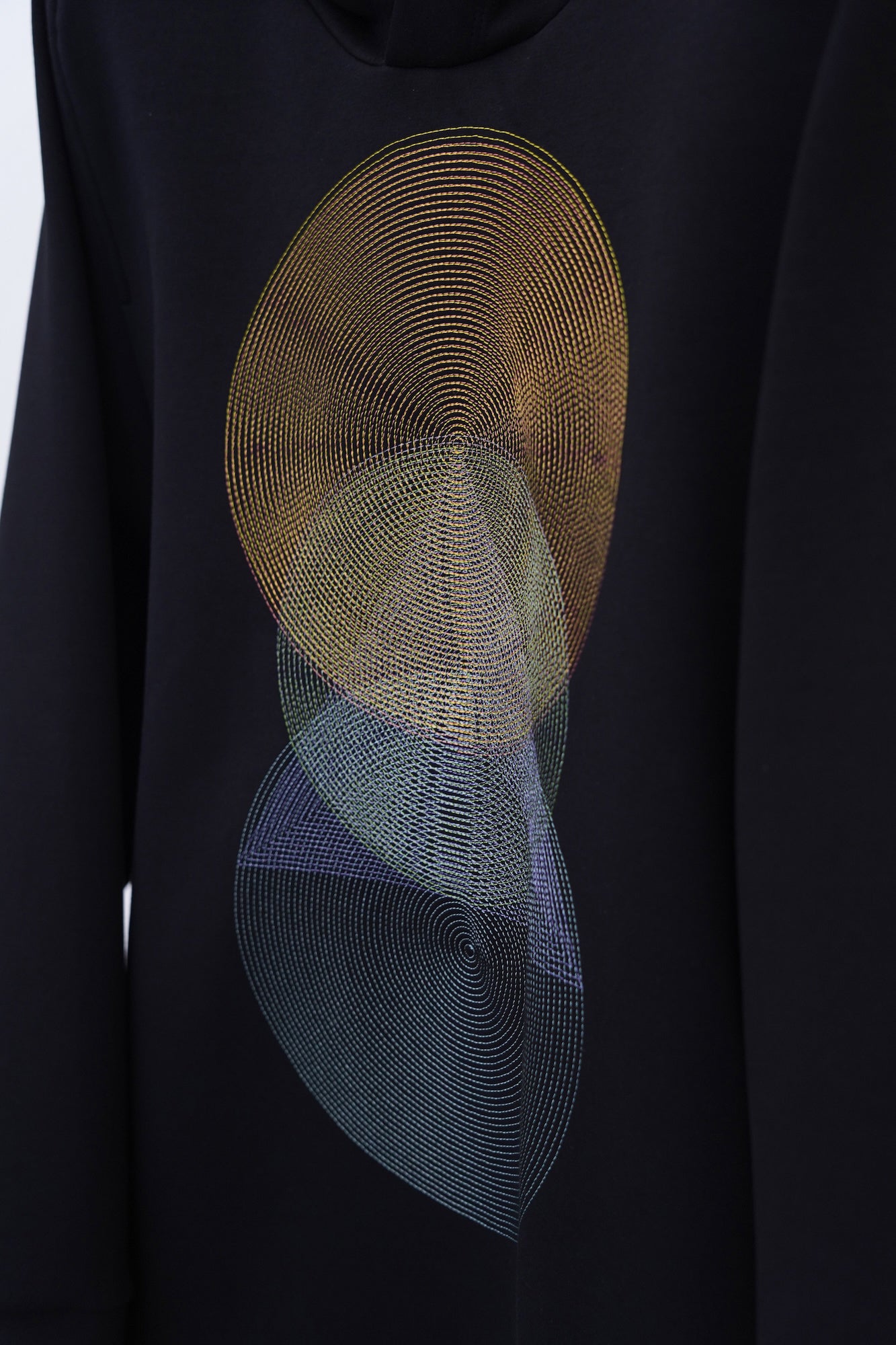 Echo Embroidery Hoodie / black