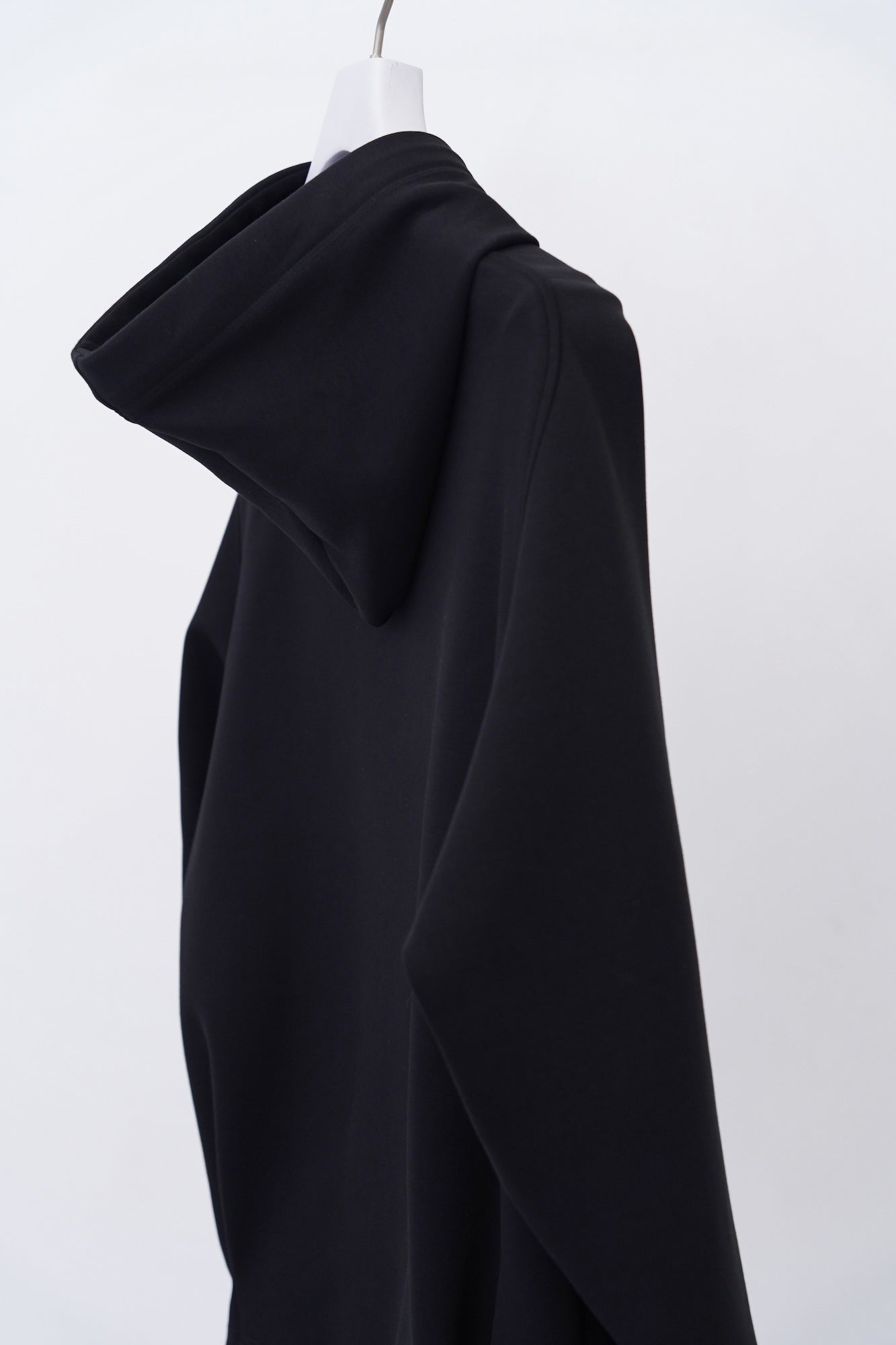 Echo Embroidery Hoodie / black