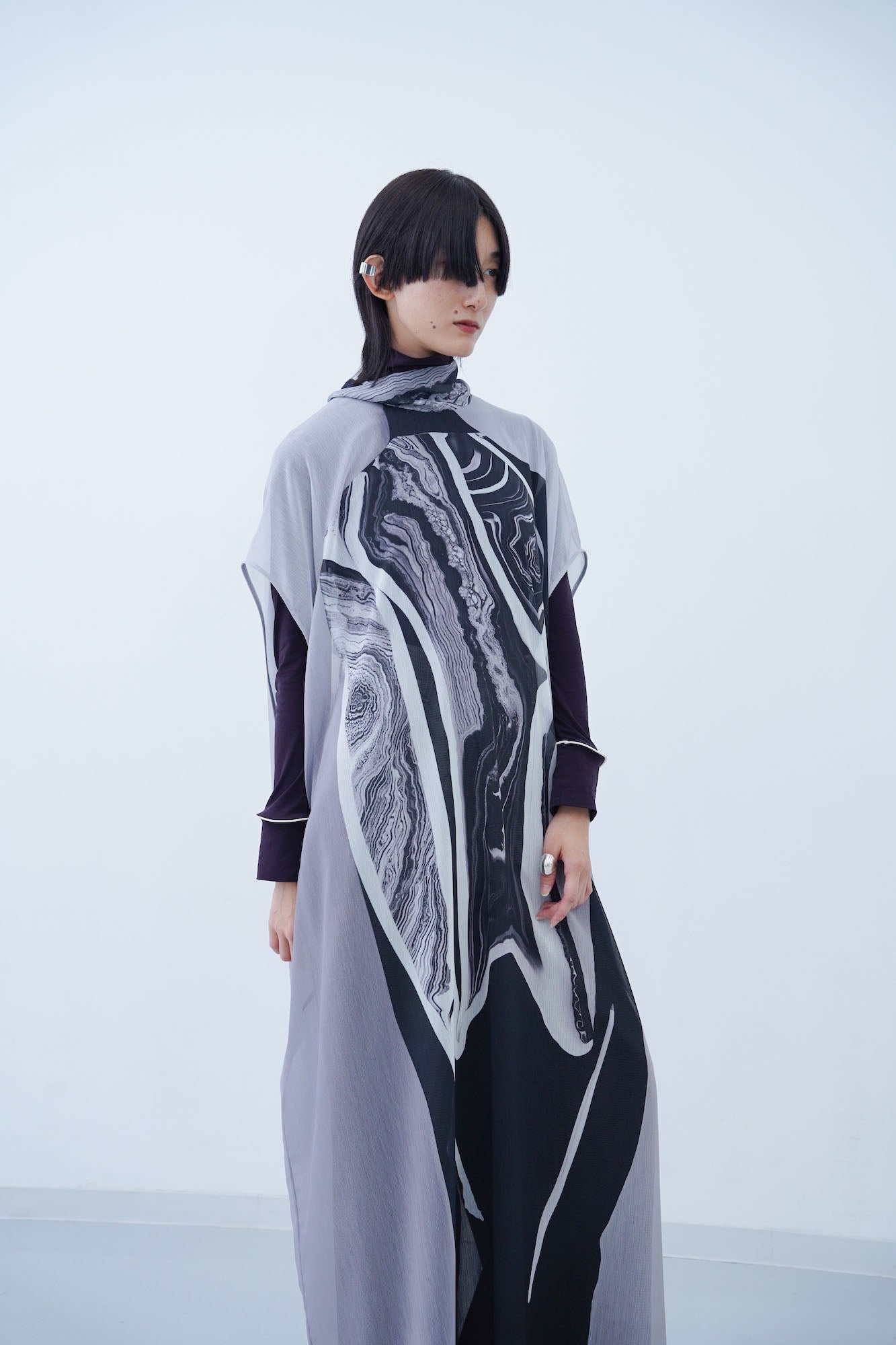 Mobilitas Sheer Robe / black