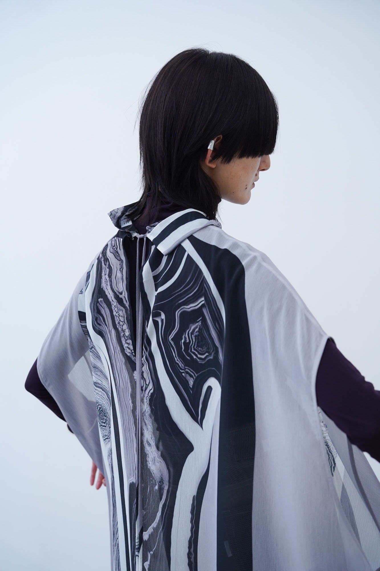 Mobilitas Sheer Robe / black