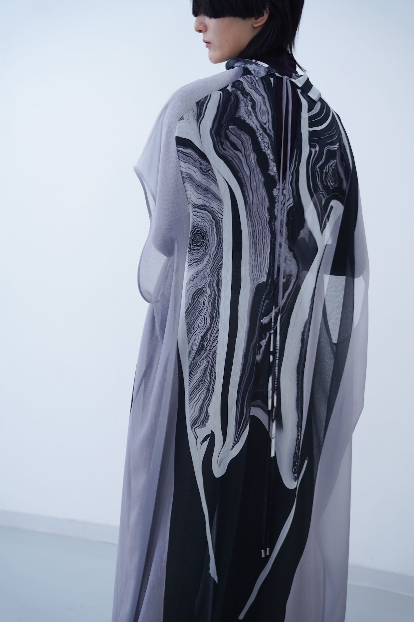 Mobilitas Sheer Robe / black