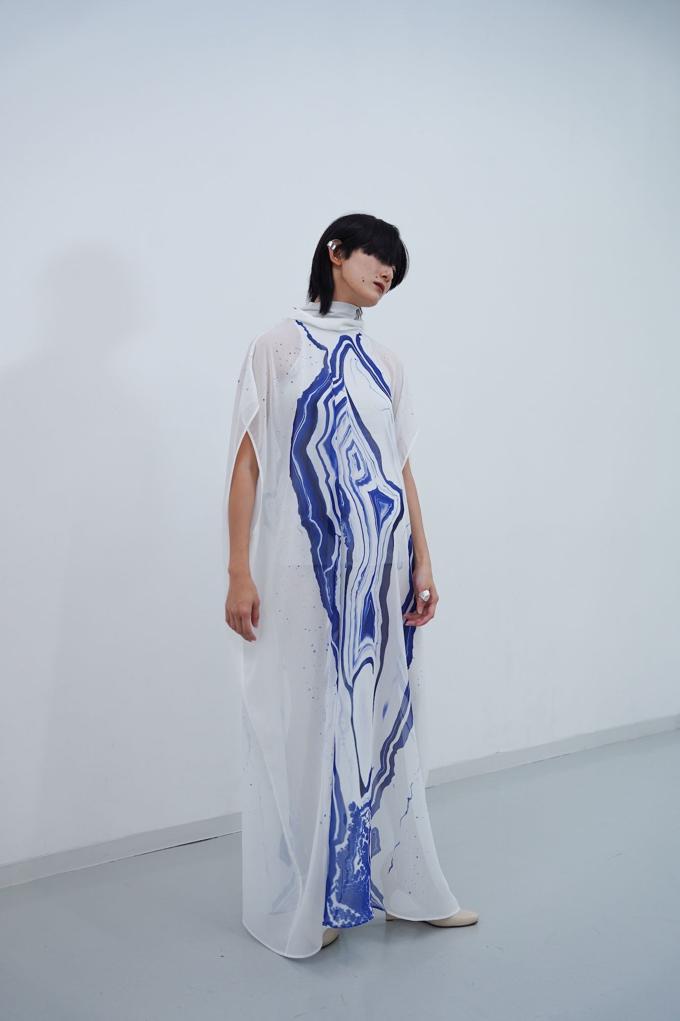 Mobilitas Sheer Robe / white