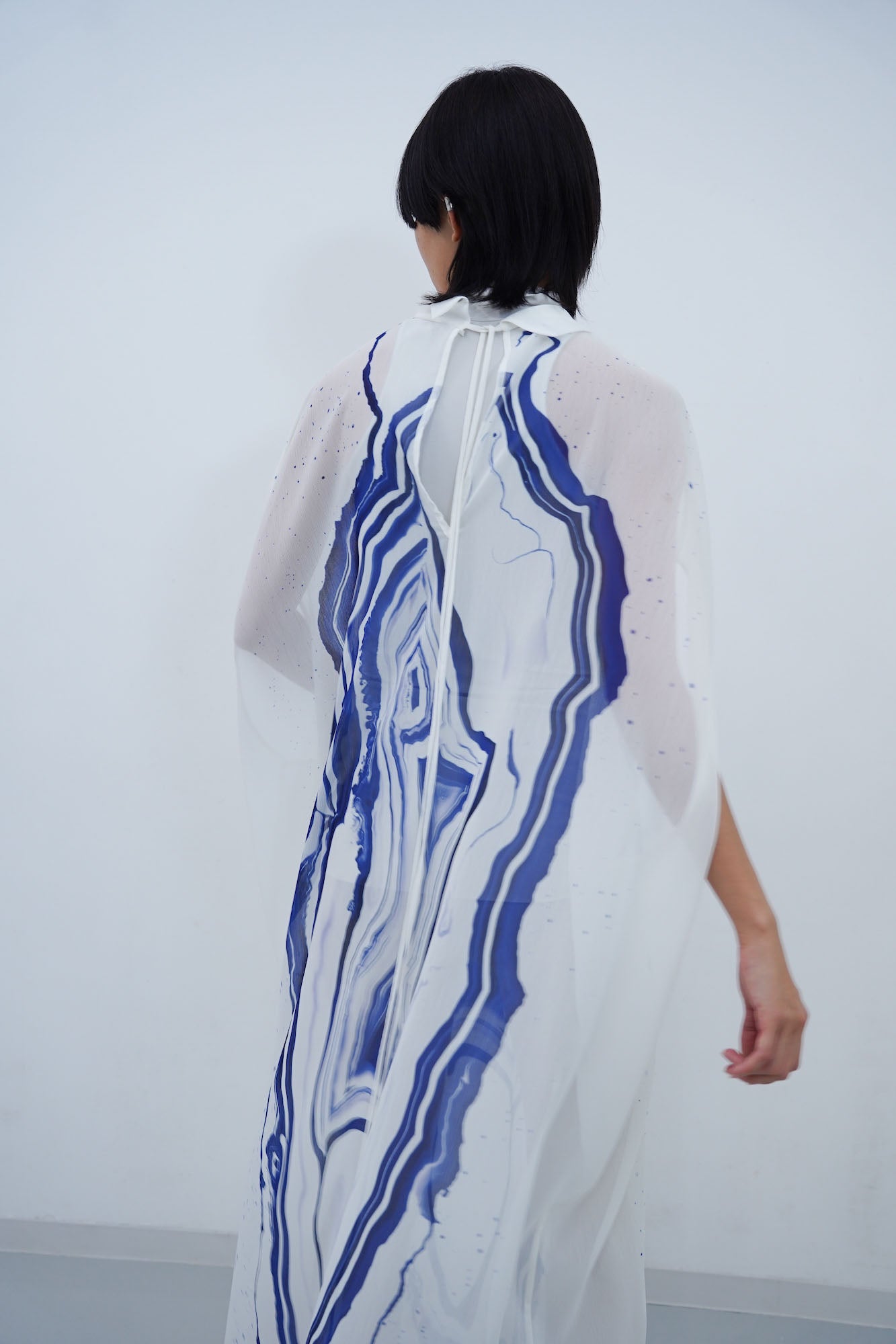 Mobilitas Sheer Robe / white