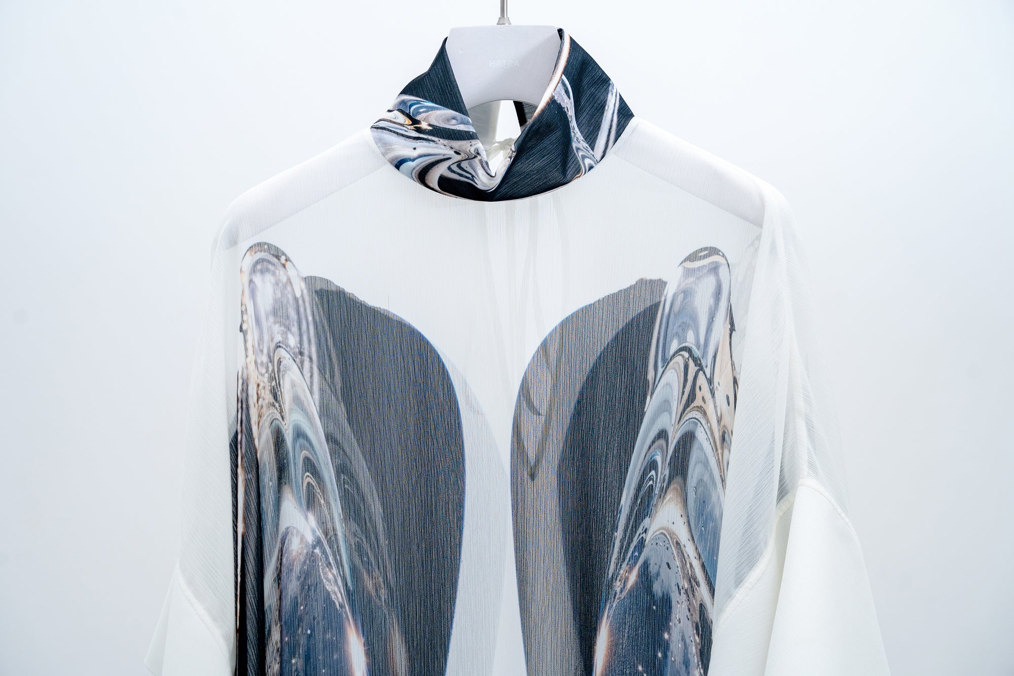 Phenomenal Sheer Robe / white