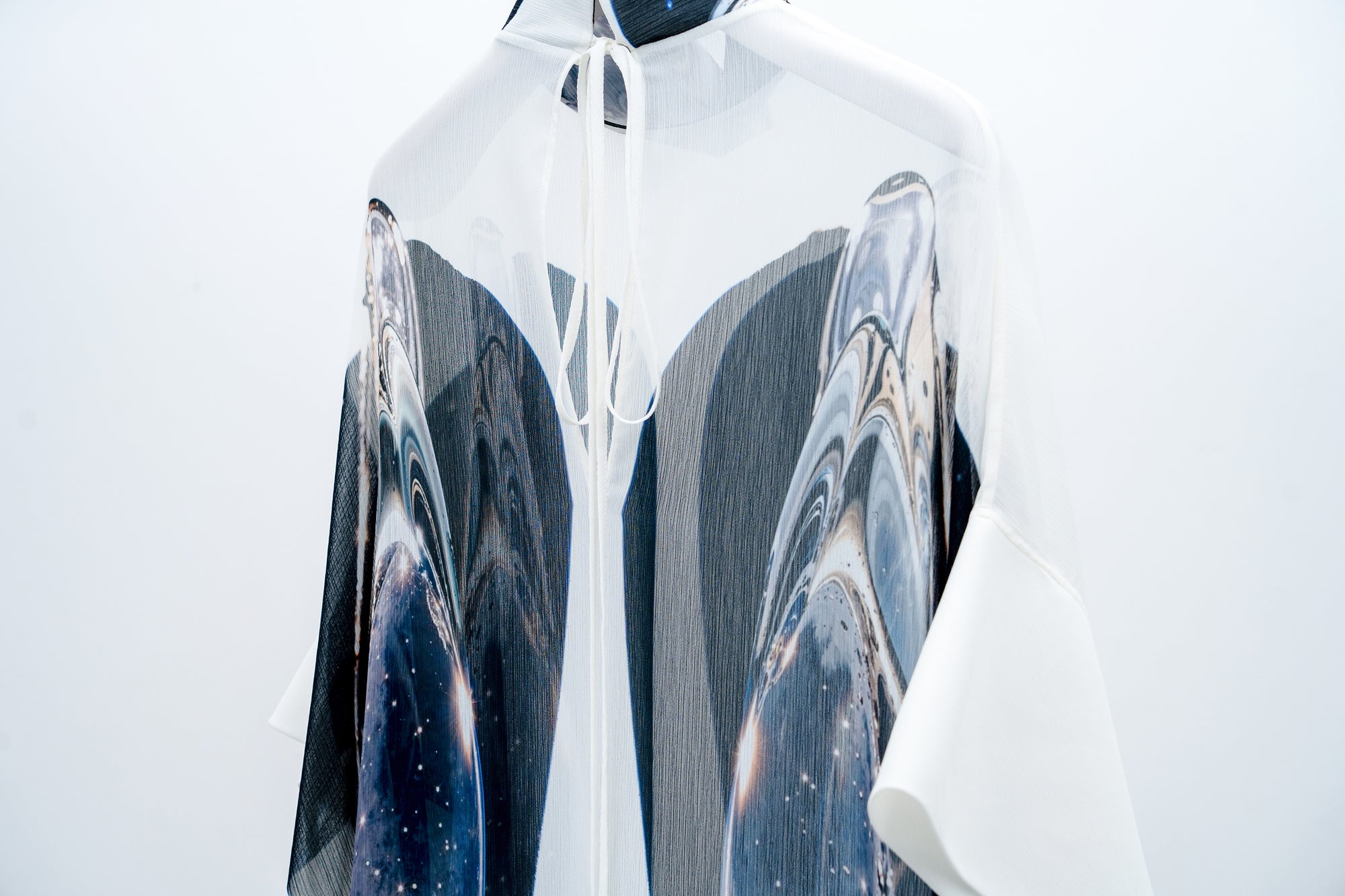 Phenomenal Sheer Robe / white