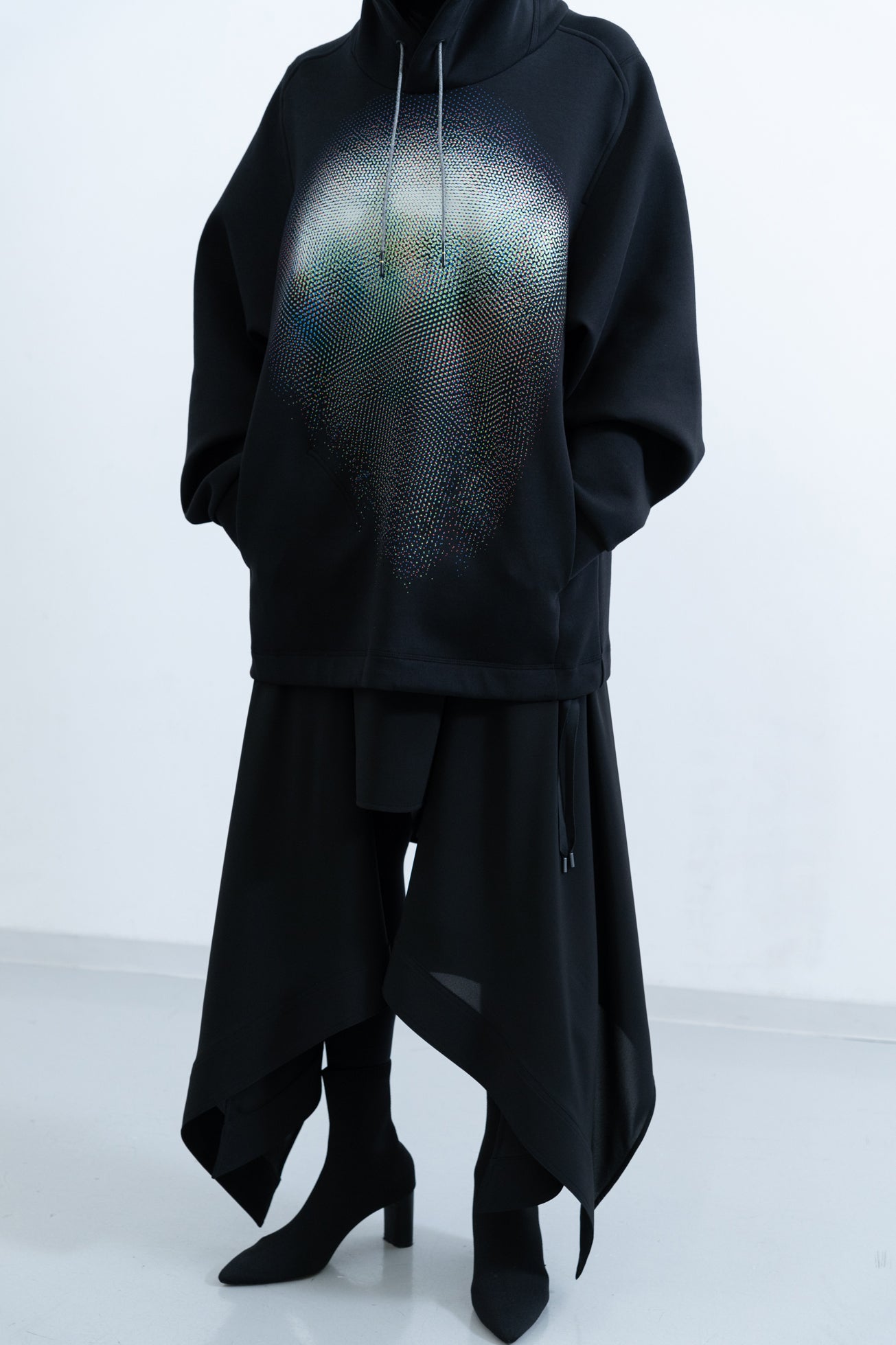 Echo Embroidery Hoodie / black