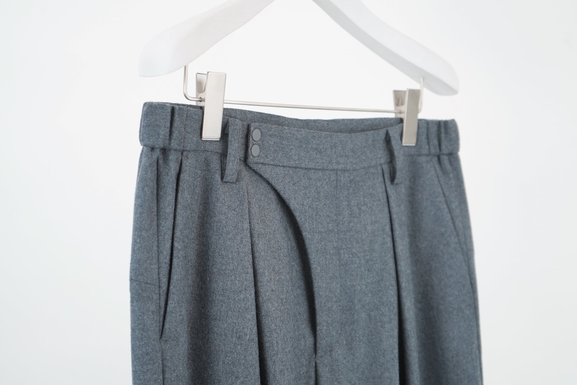 Hock Shape Trousers / grey