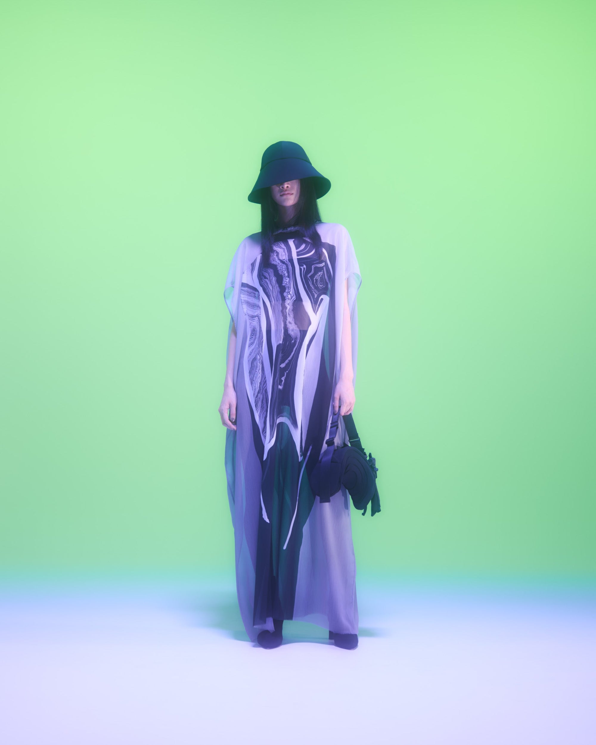 Mobilitas Sheer Robe / black