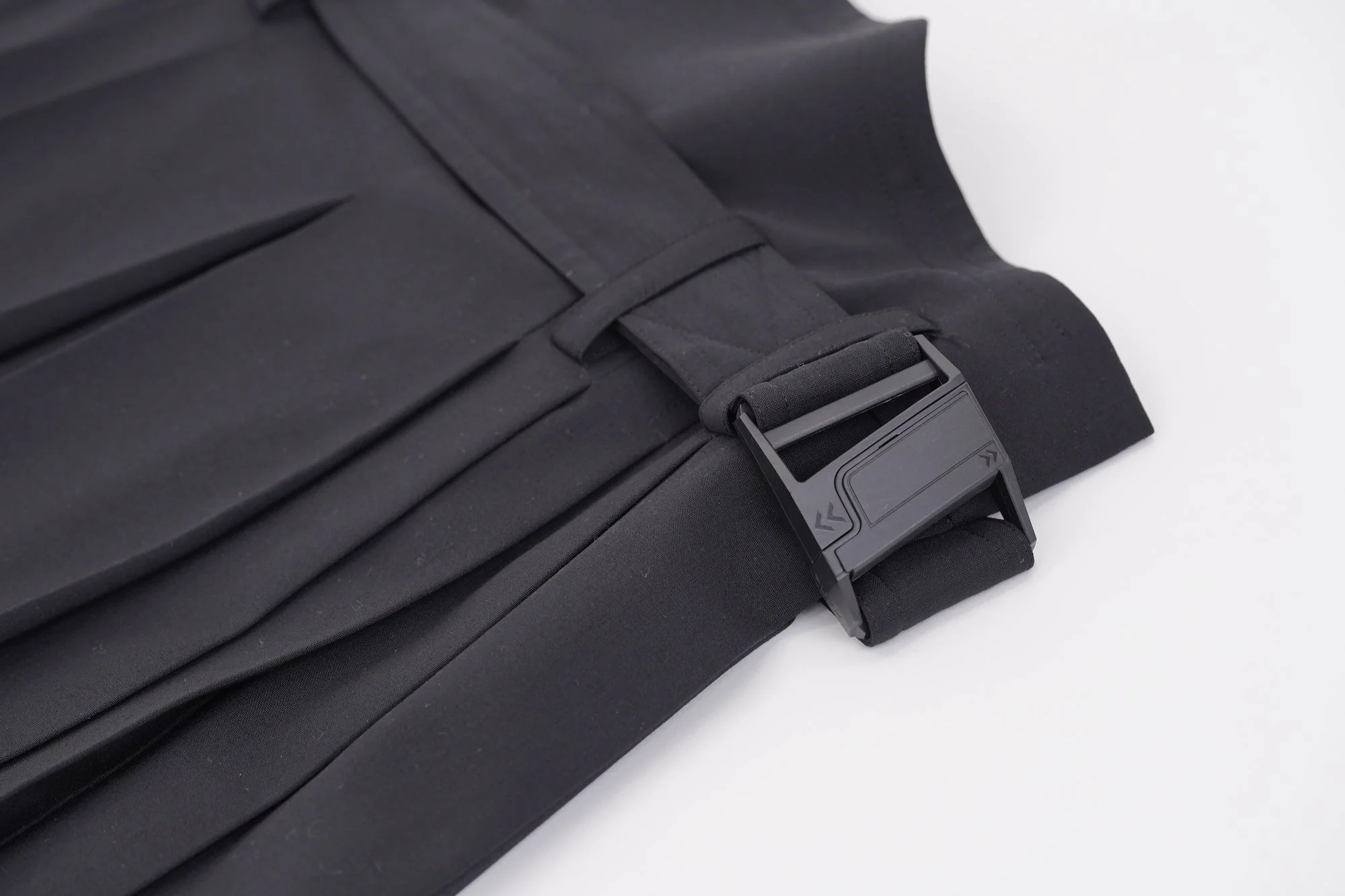 Hak Pleats Pants / black