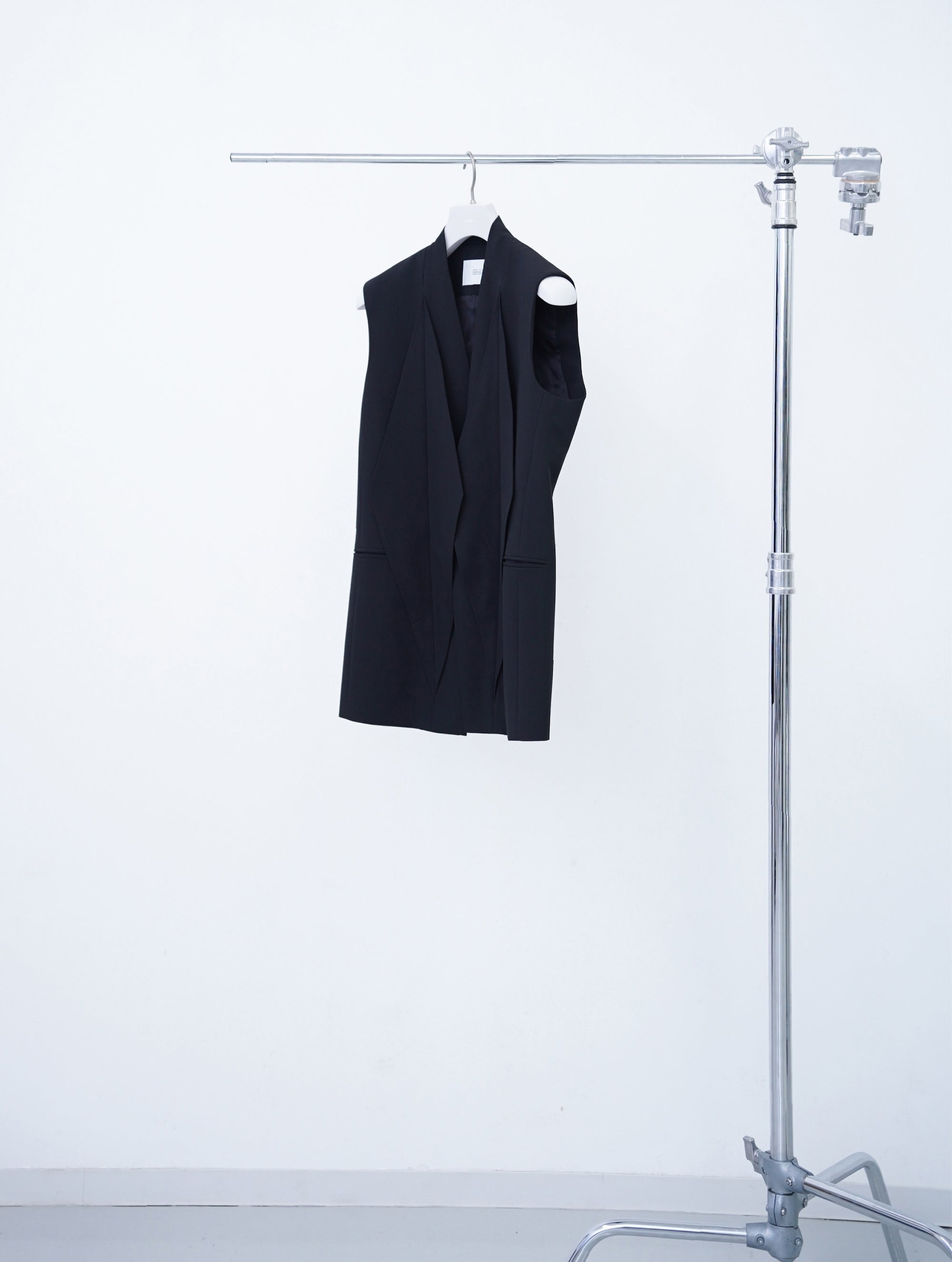[PRE] Dia Sleeveless Jacket / black