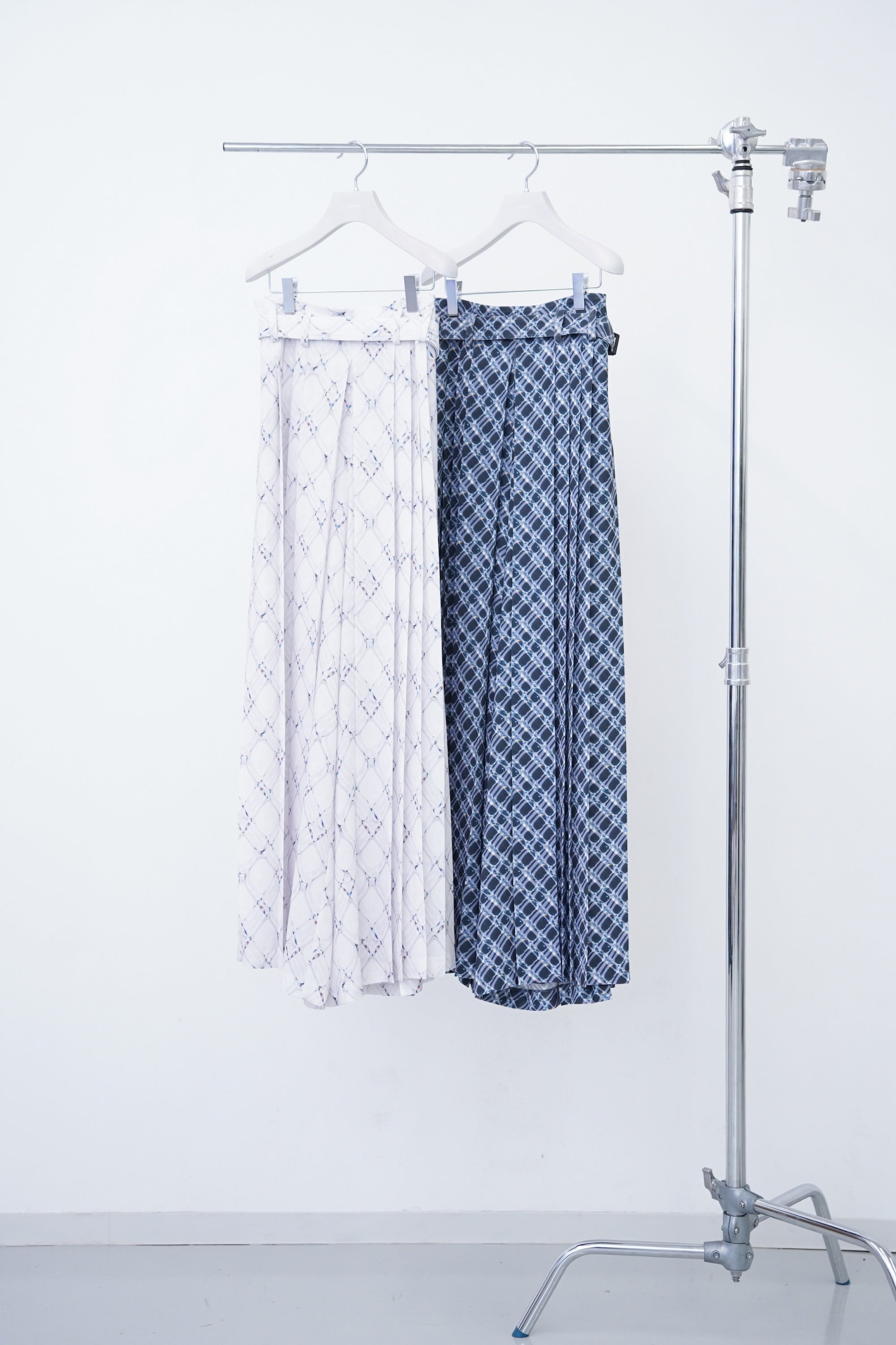 [PRE] Hak Pleats Pants Lattice / charcoal