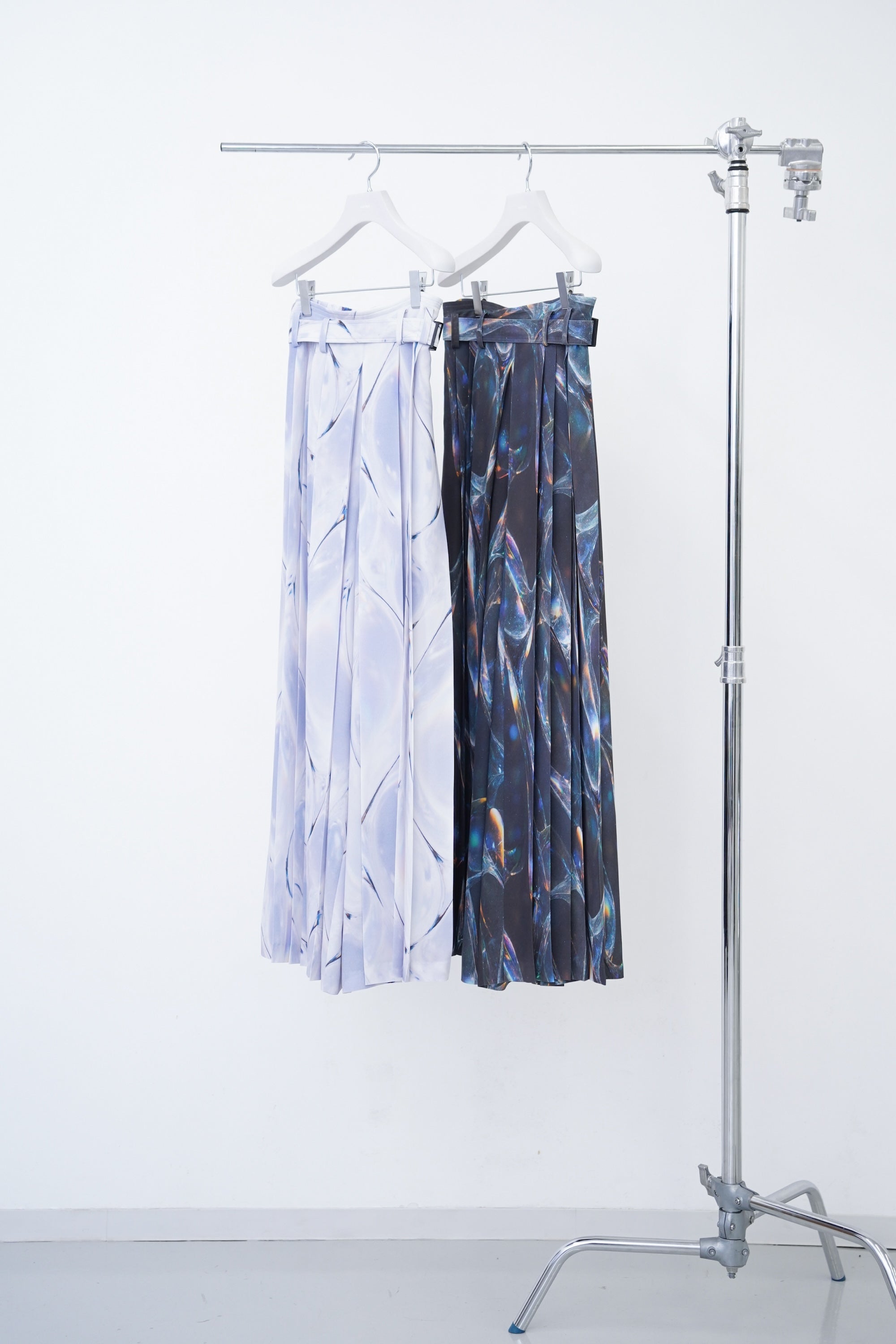 [PRE] Hak Pleats Pants Oyster / light