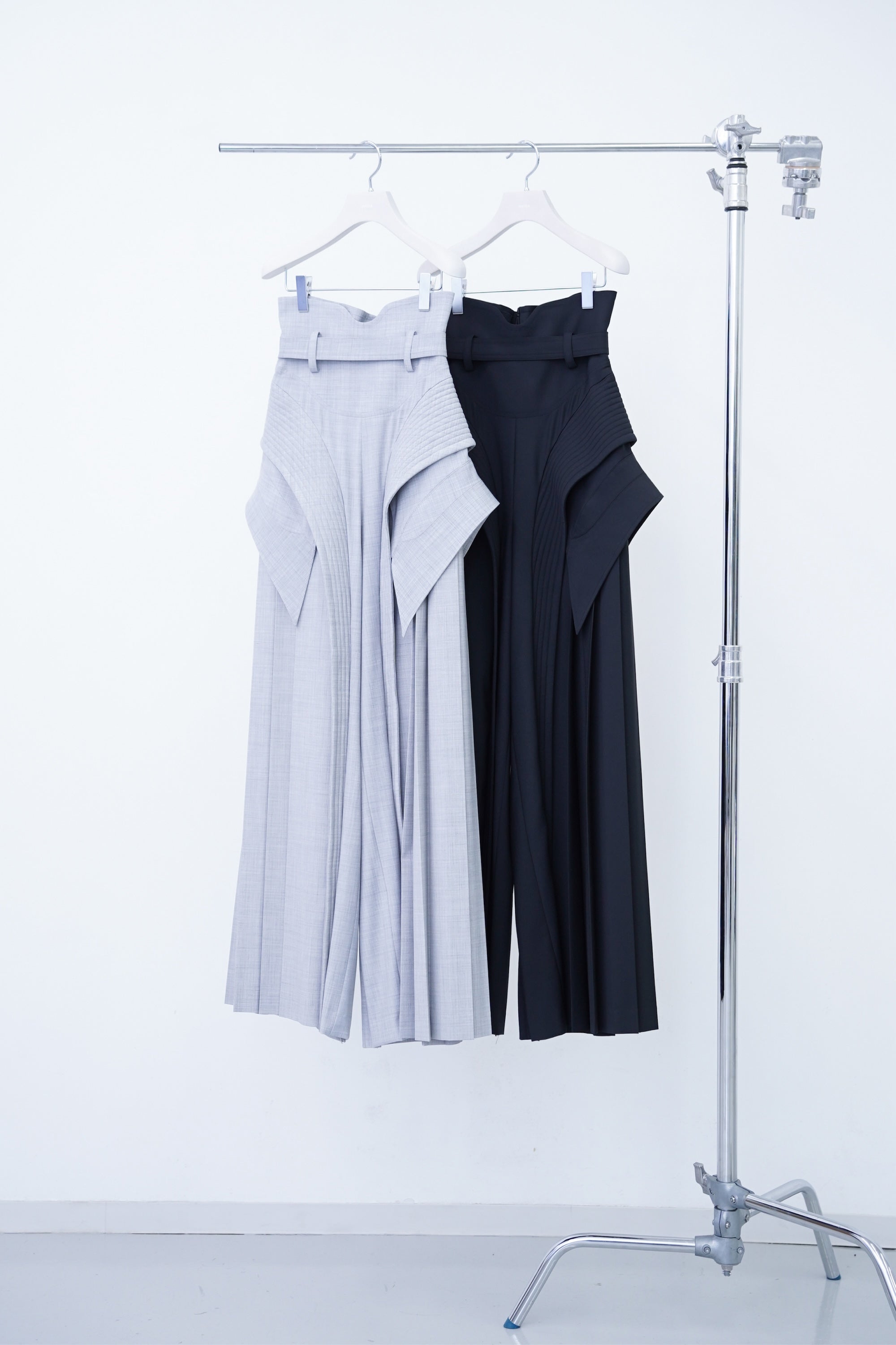[PRE] Atlantis Pleats Trousers / grey