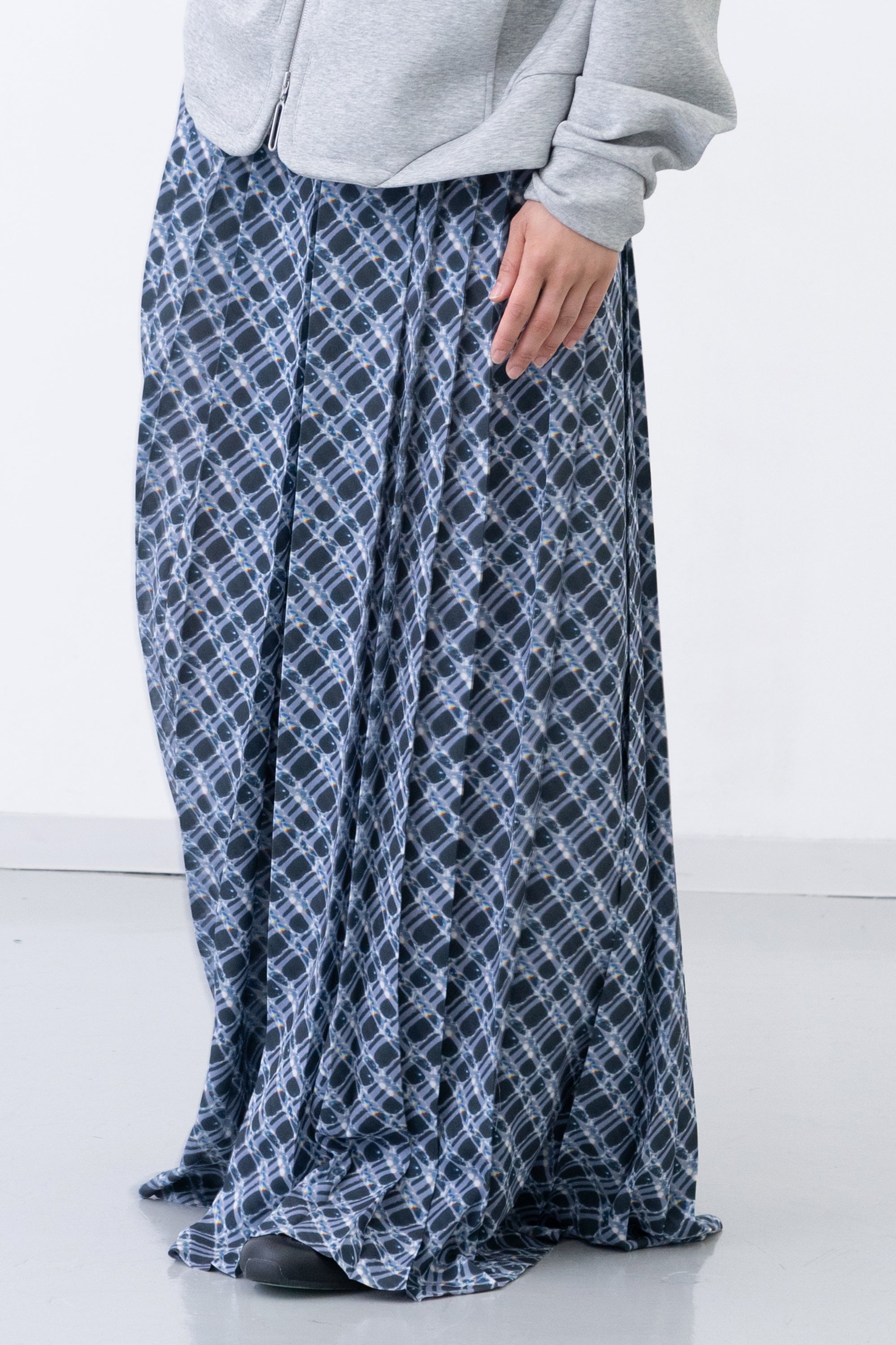 [PRE] Hak Pleats Pants Lattice / charcoal