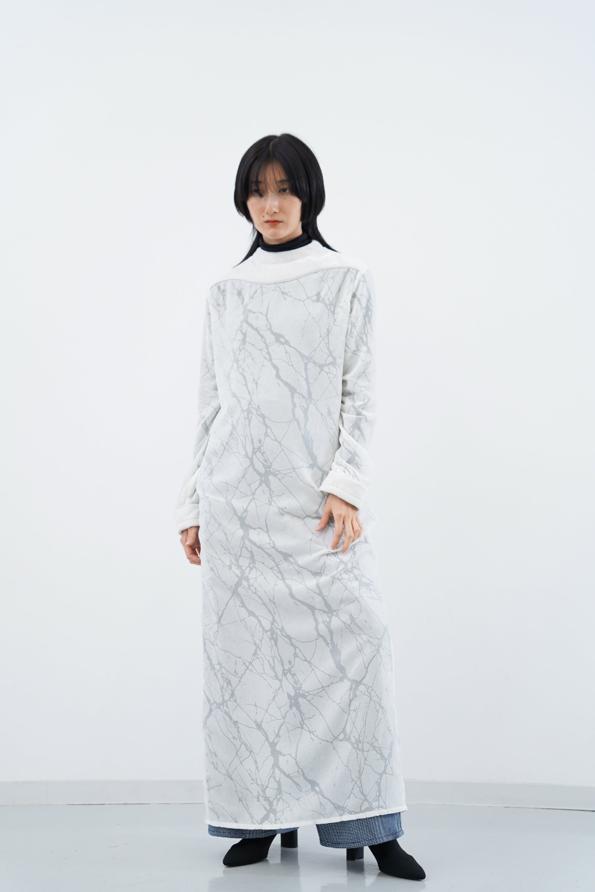 Atlas Opal Robe / white