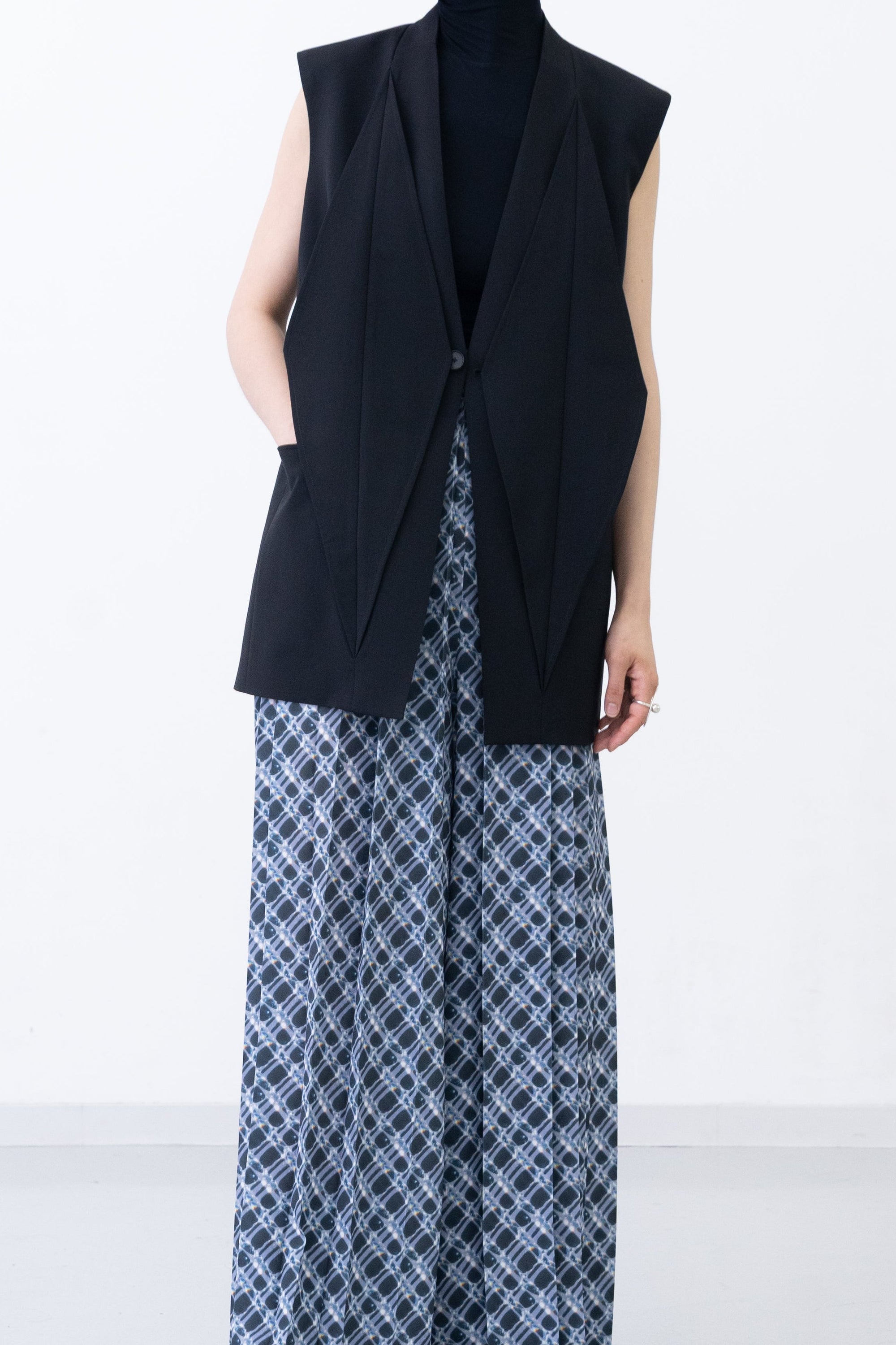 Dia Sleeveless Jacket / black