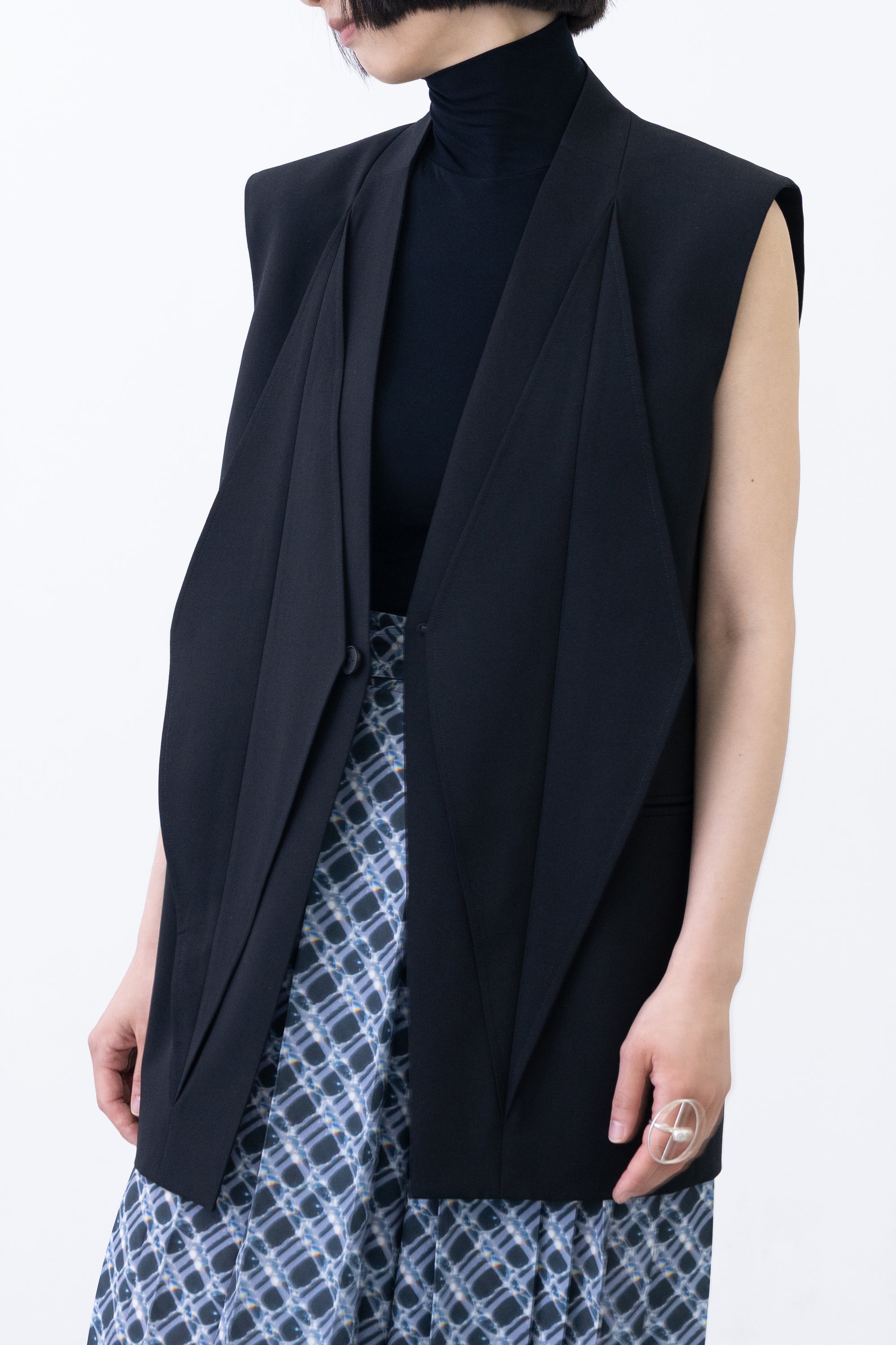 [PRE] Dia Sleeveless Jacket / black