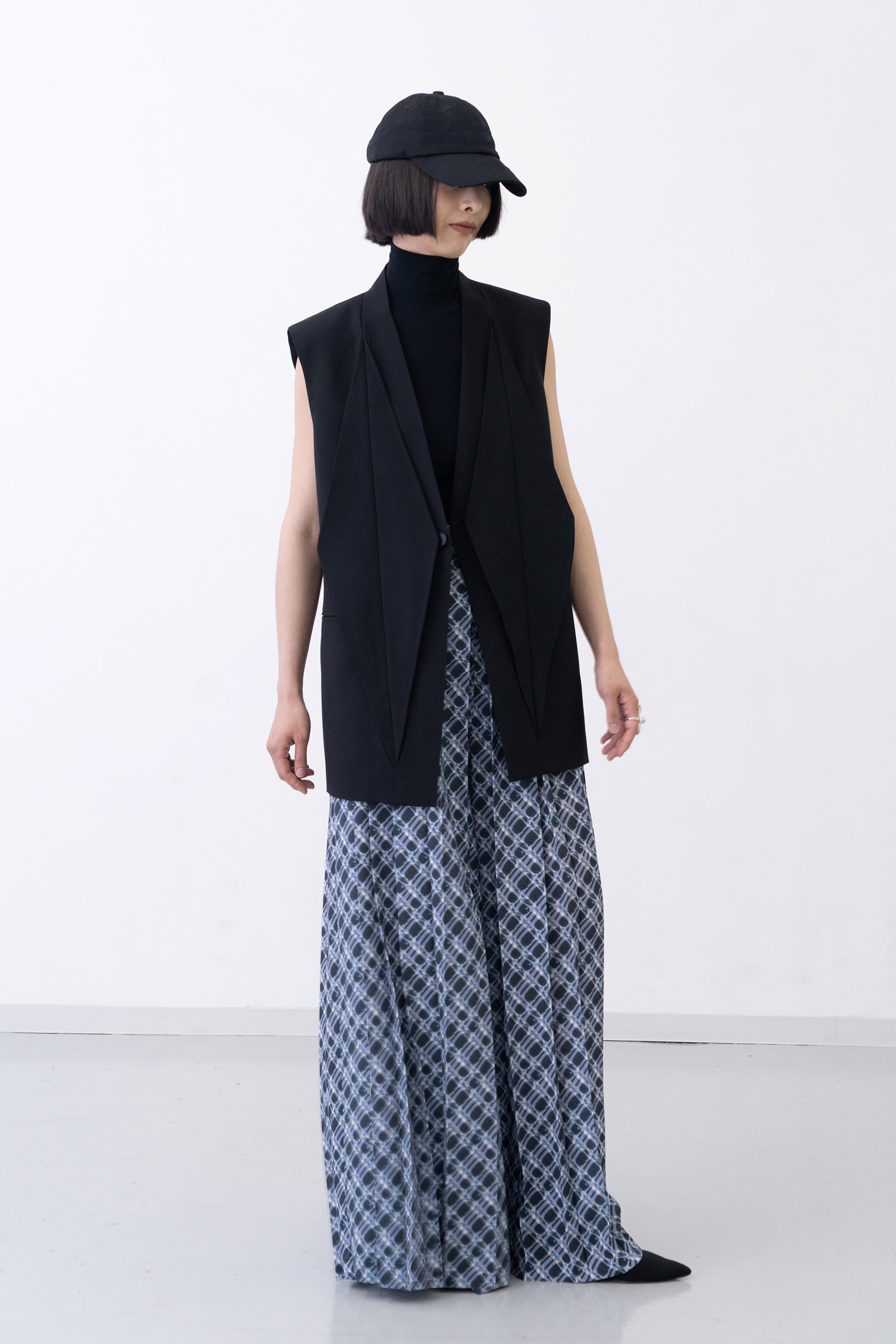 [PRE] Hak Pleats Pants Lattice / charcoal