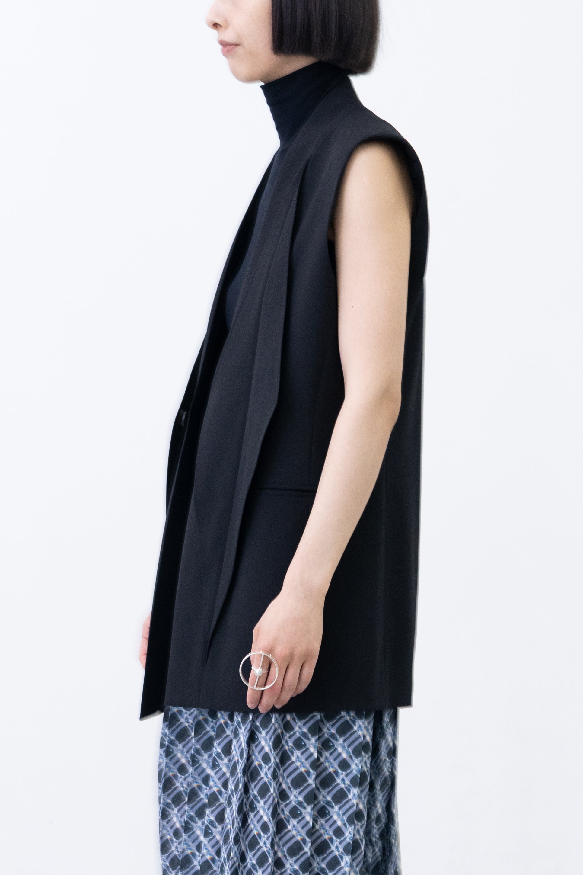 [PRE] Dia Sleeveless Jacket / black