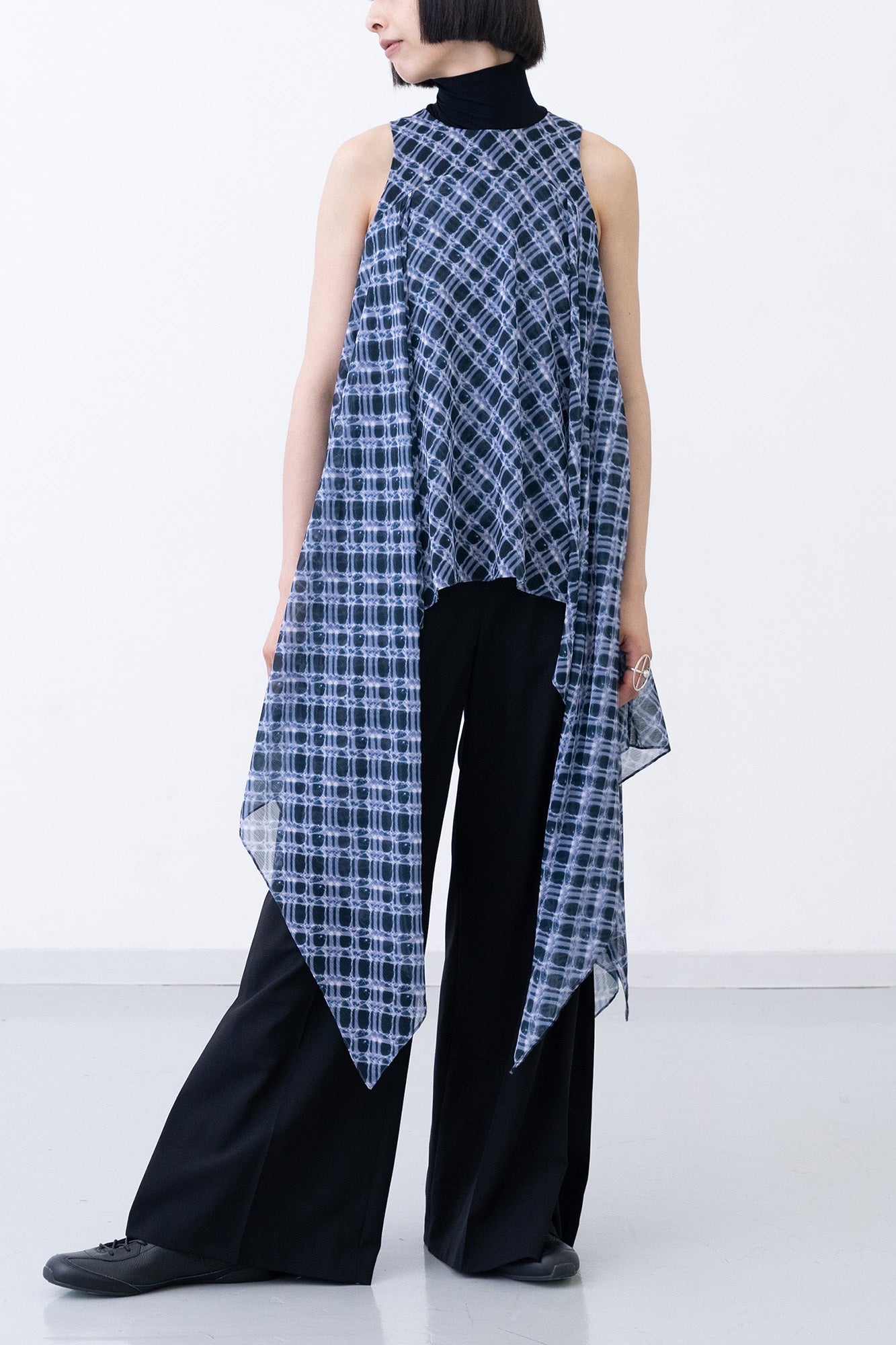 Lattice Skyfish Robe / charcoal