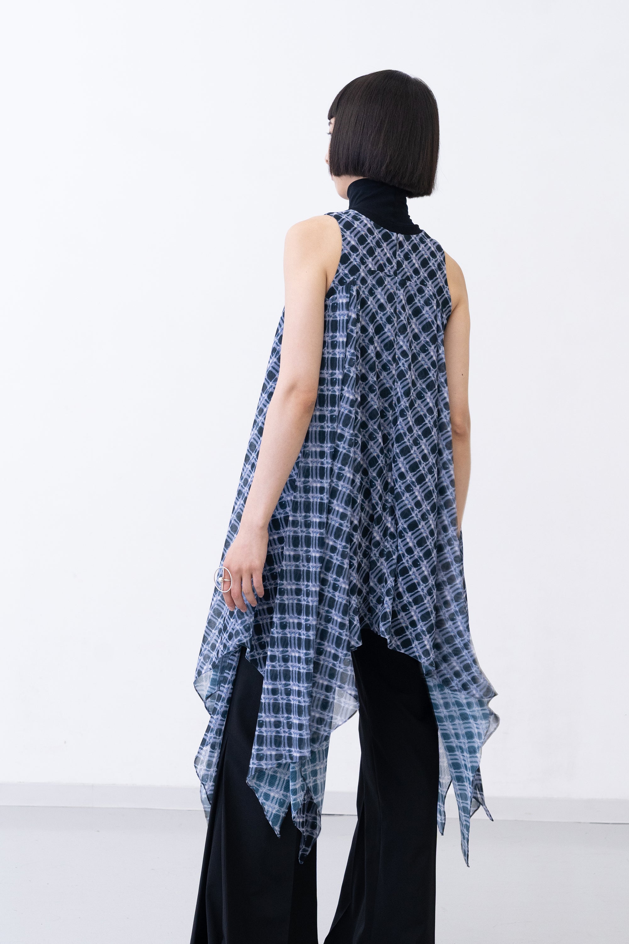 [PRE] Lattice Skyfish Robe / charcoal