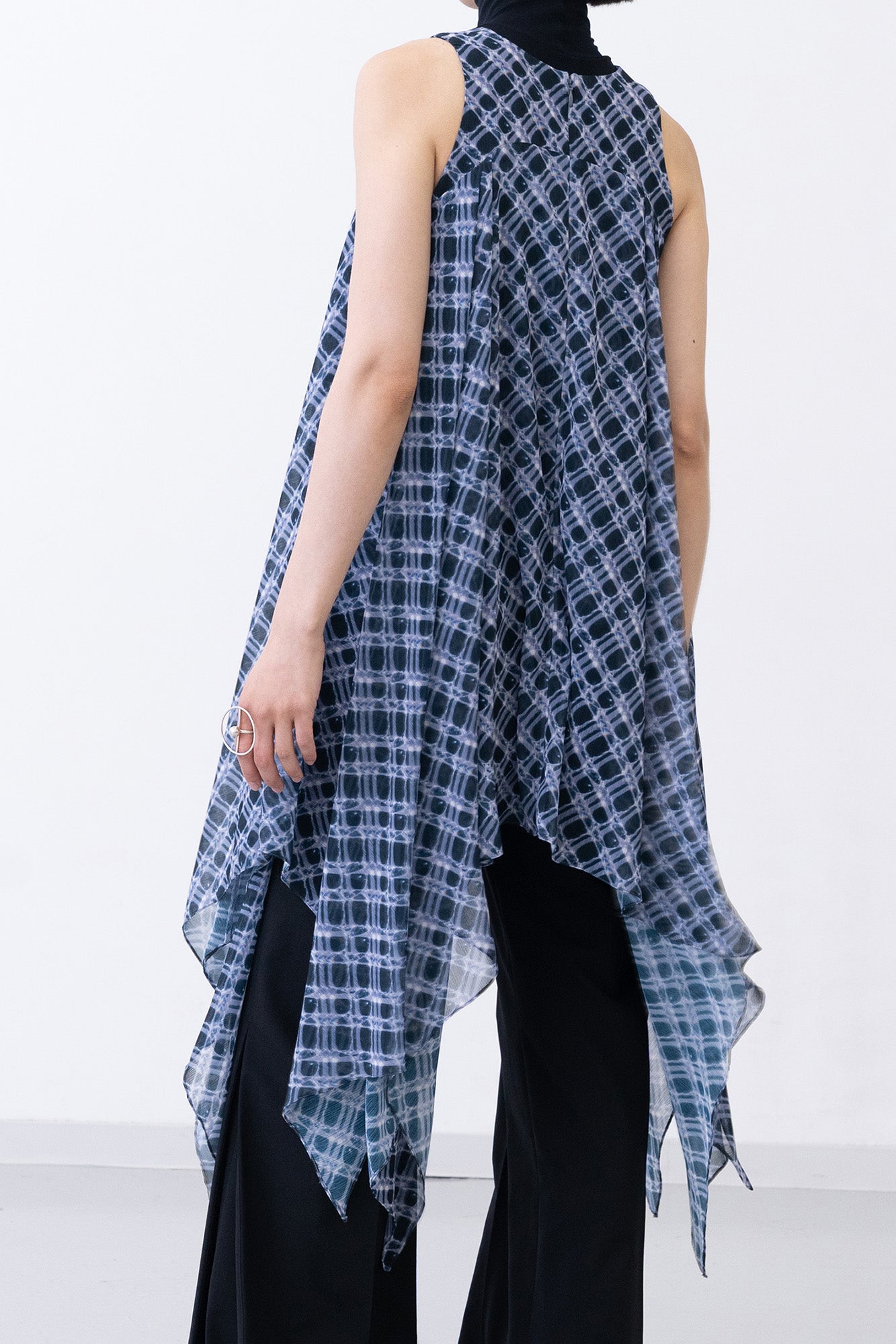 Lattice Skyfish Robe / charcoal
