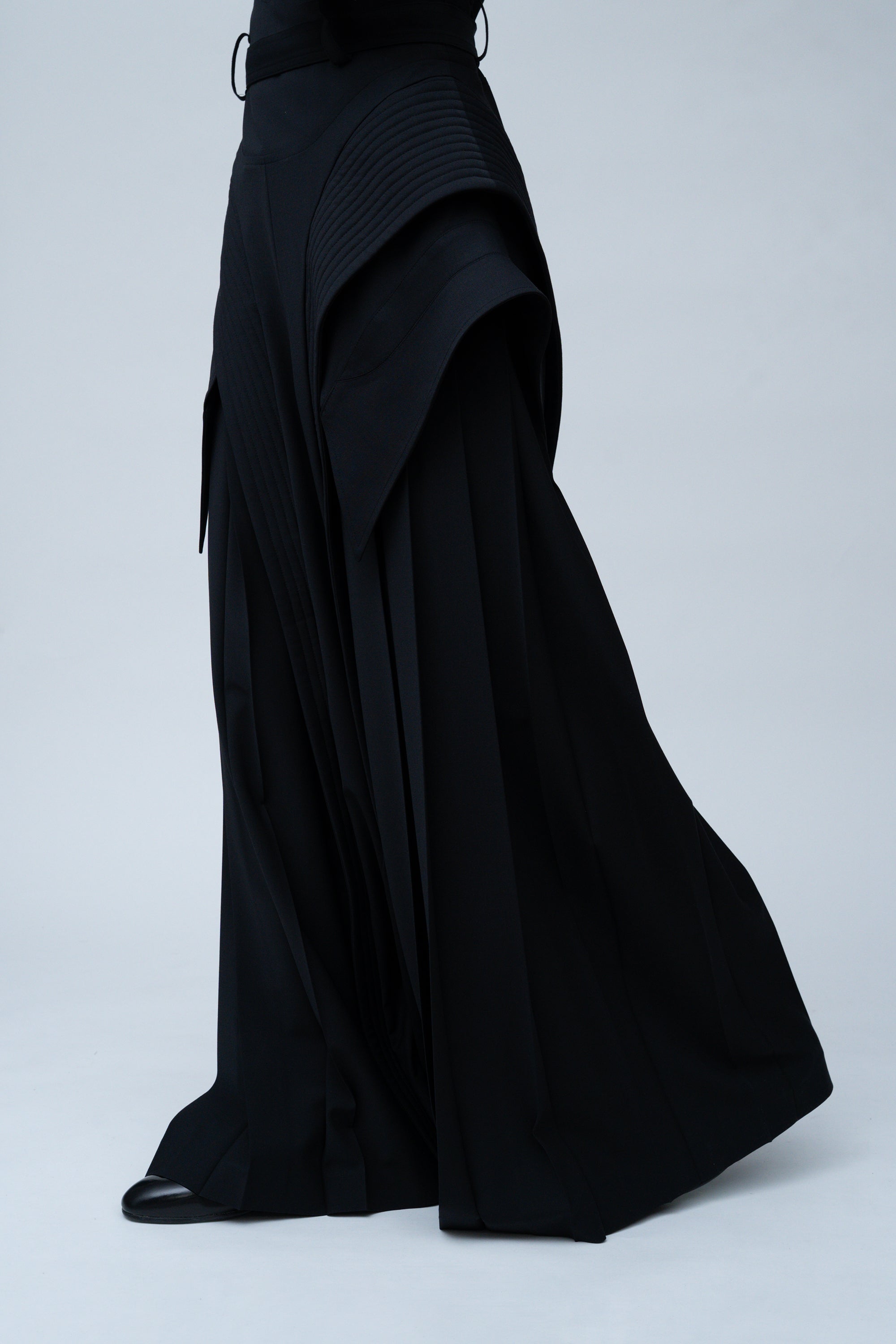 Atlantis Pleats Trousers / black