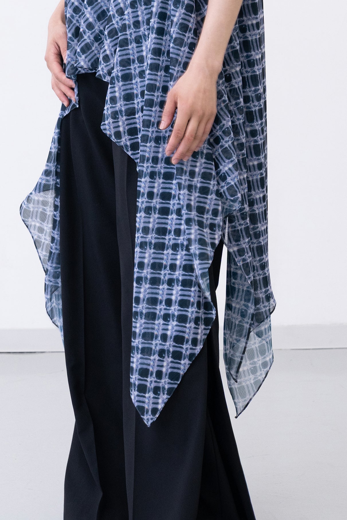 Lattice Skyfish Robe / charcoal