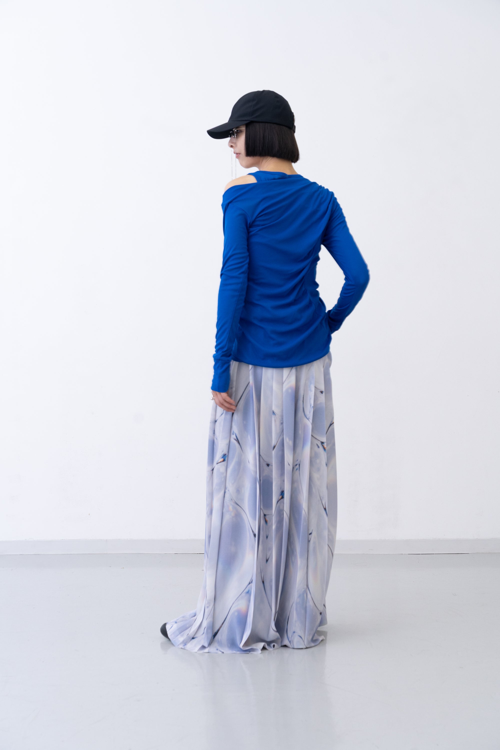 [PRE] Hak Pleats Pants Oyster / light