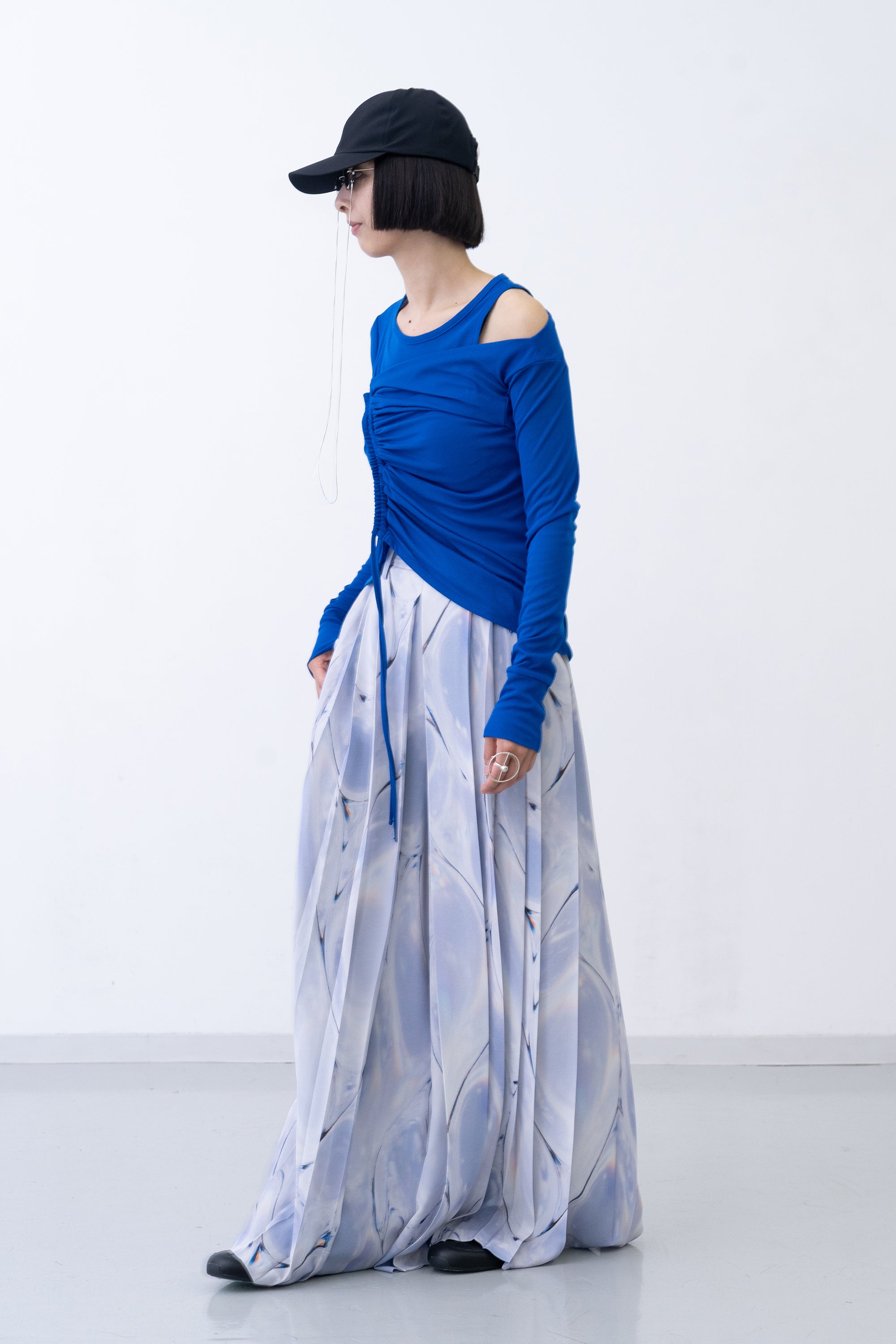 [PRE] Hak Pleats Pants Oyster / light