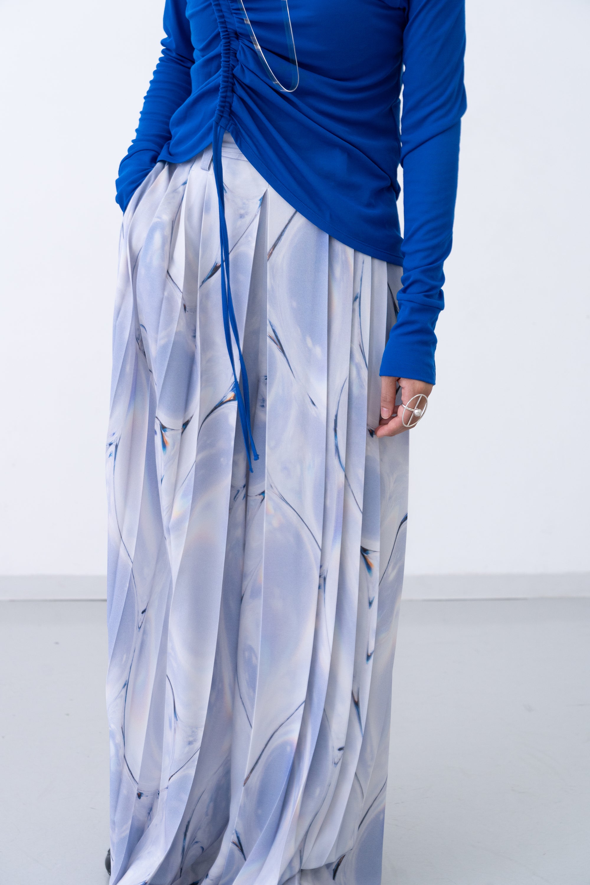 [PRE] Hak Pleats Pants Oyster / light