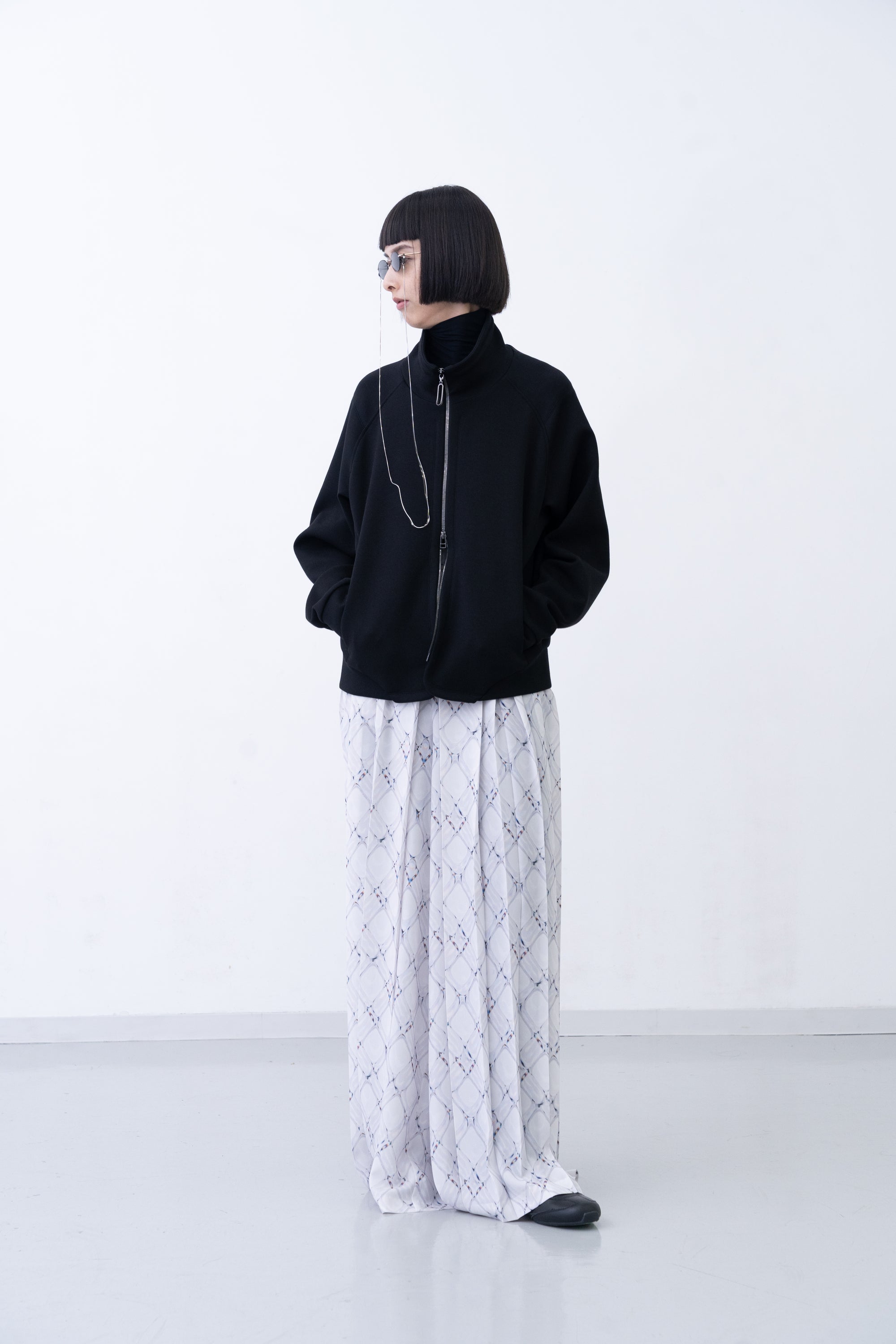 [PRE] Hak Pleats Pants Lattice / white