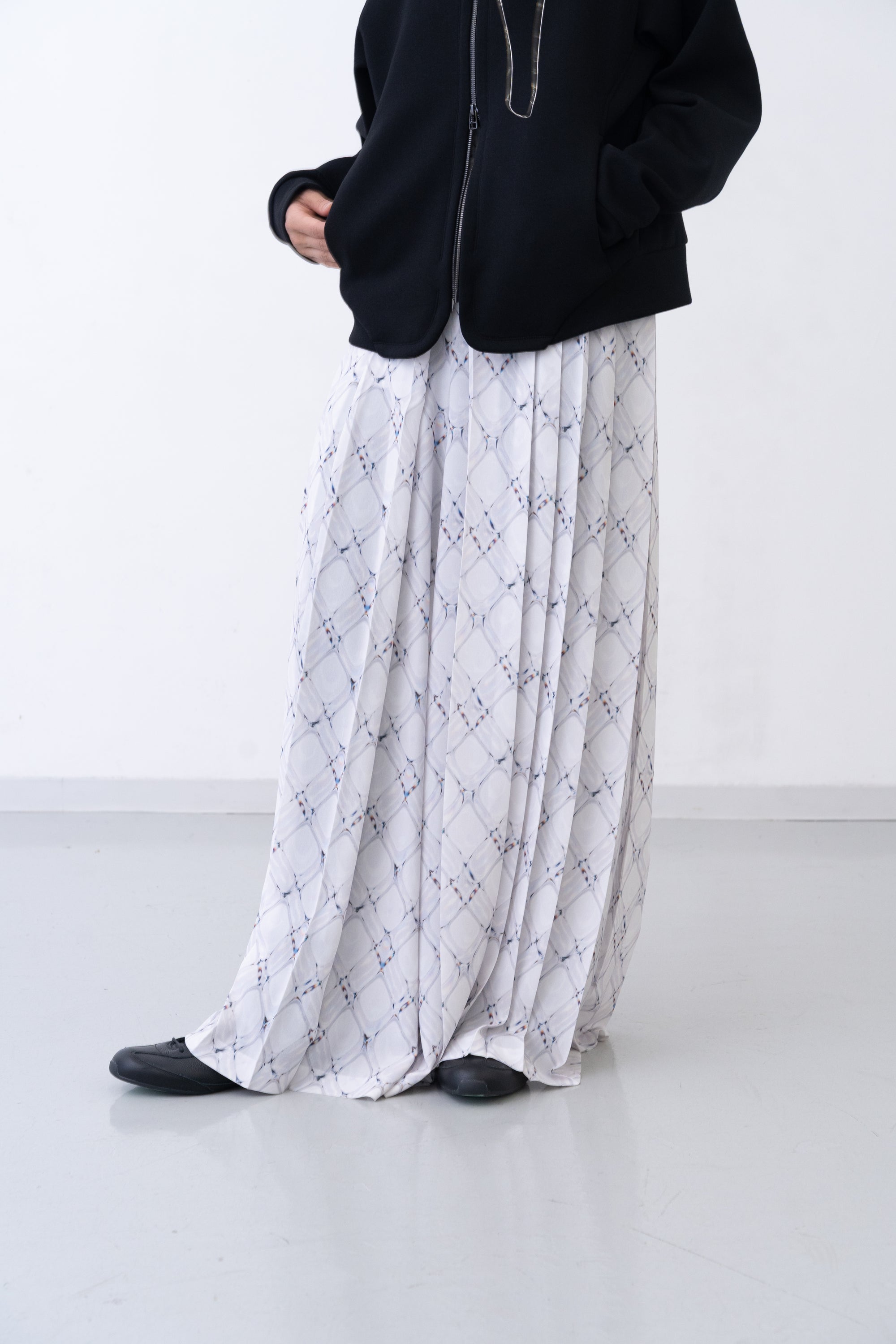 [PRE] Hak Pleats Pants Lattice / white