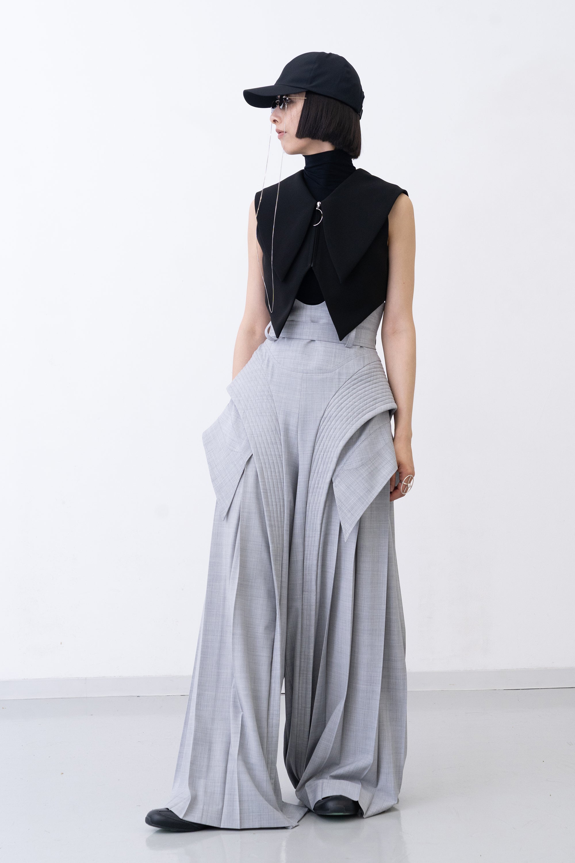 [PRE] Atlantis Pleats Trousers / grey