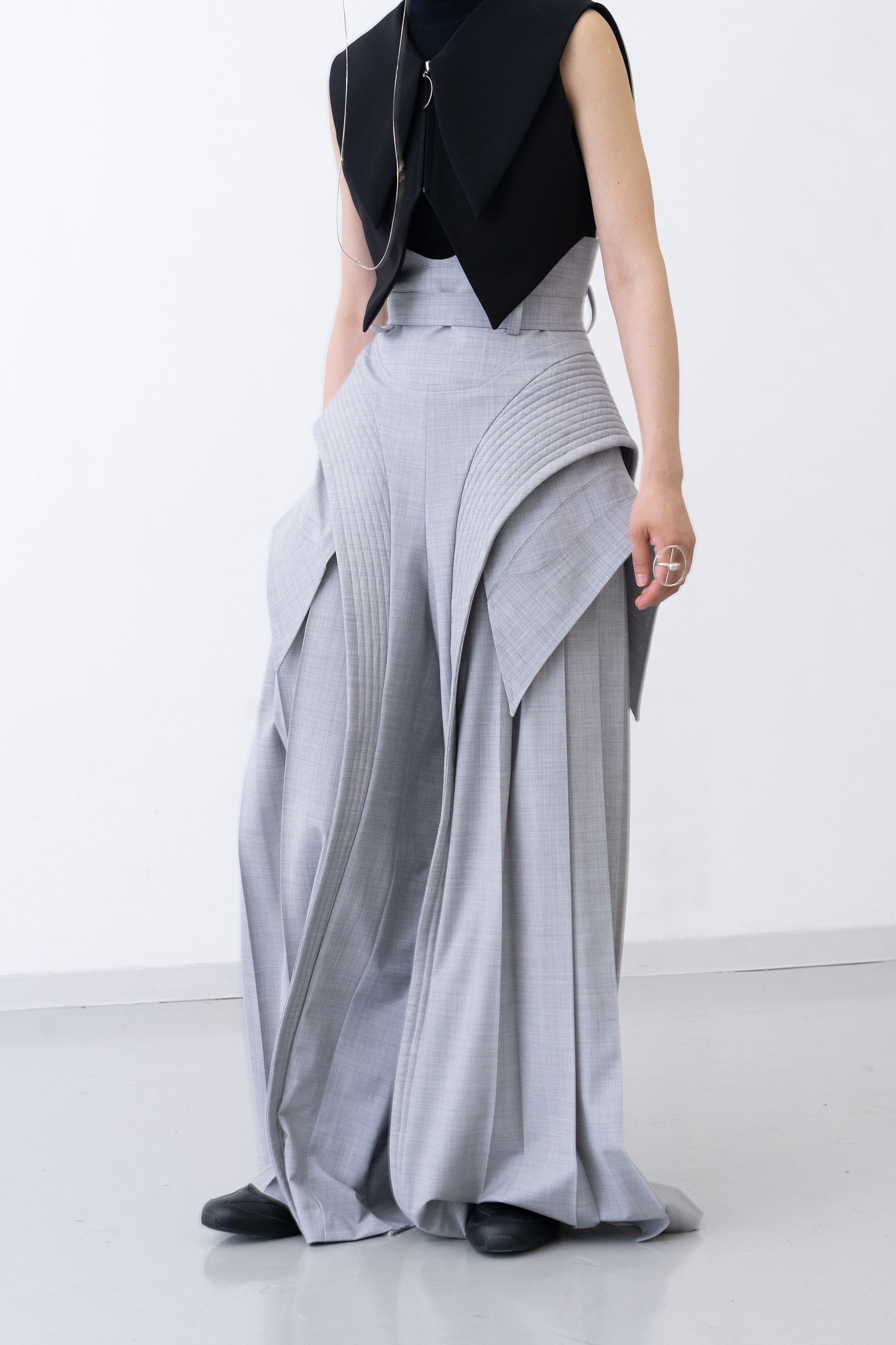 [PRE] Atlantis Pleats Trousers / grey