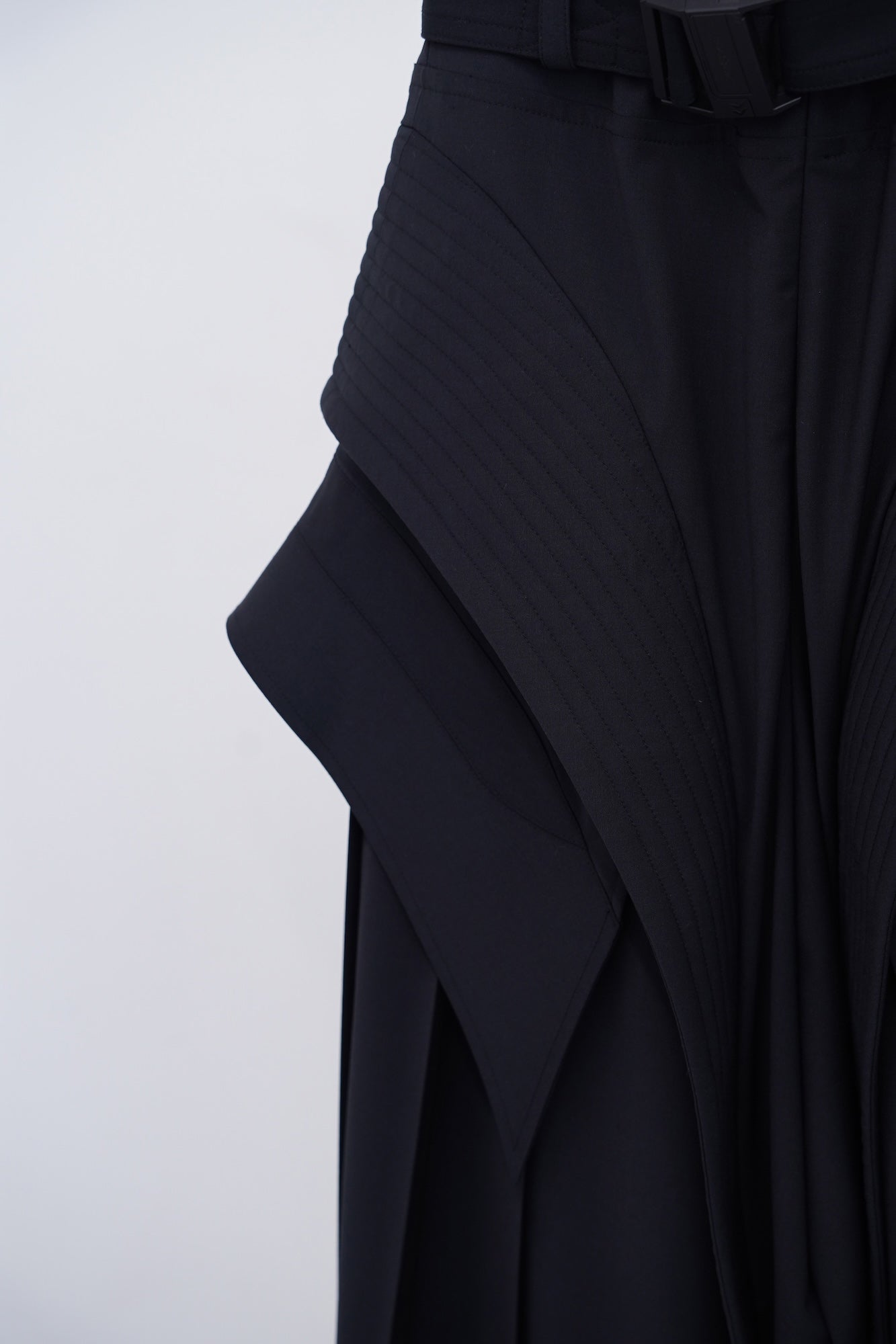 [PRE] Atlantis Pleats Trousers / black
