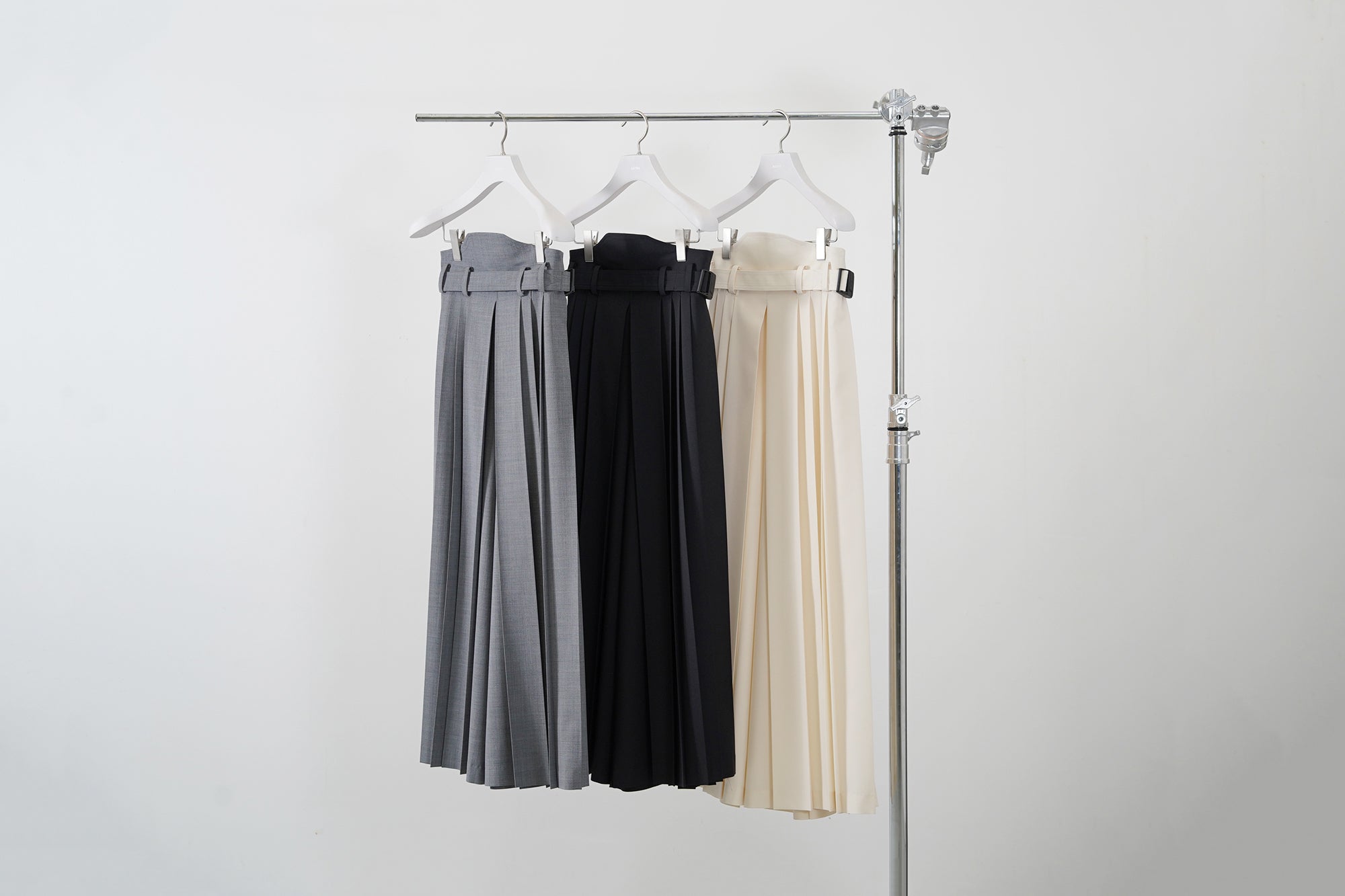 Hak Pleats Pants / ivory