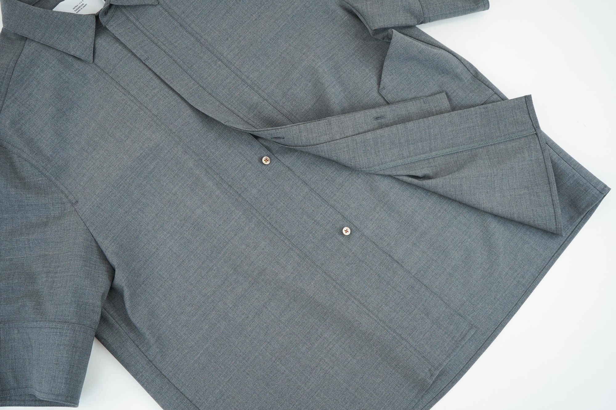 [PRE] Tri Front Shirt / grey