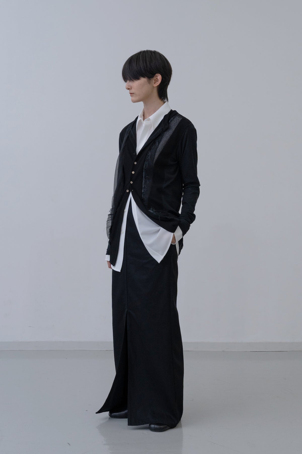 [PRE] Shapeshift Cardigan / black