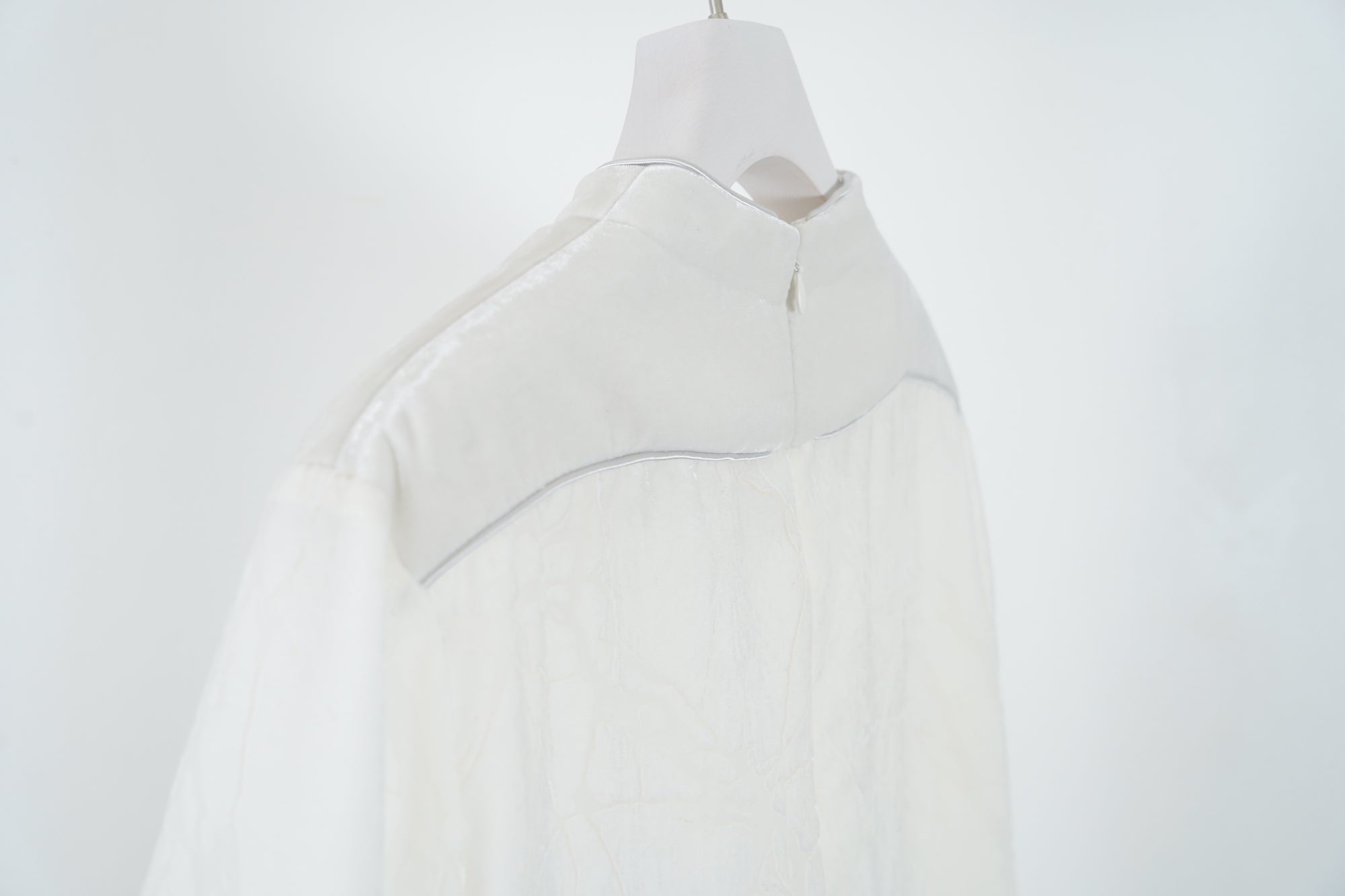 Atlas Opal Robe / white