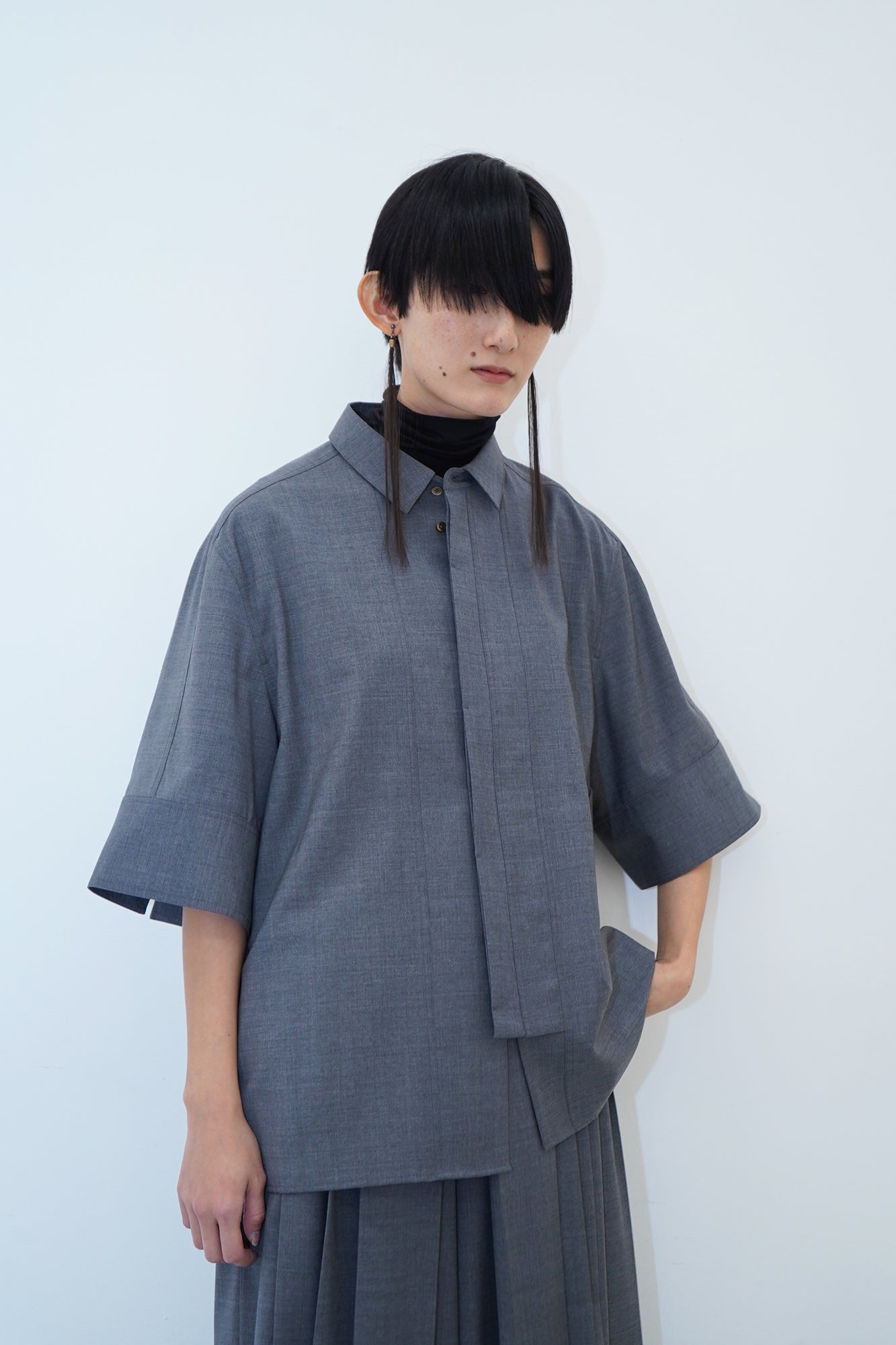 [PRE] Tri Front Shirt / grey