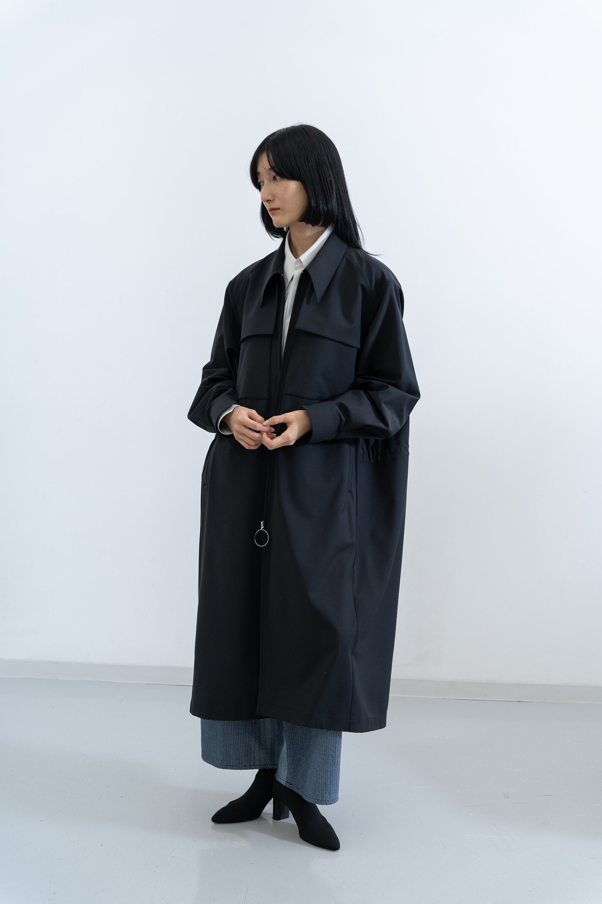 Window Over Coat / black