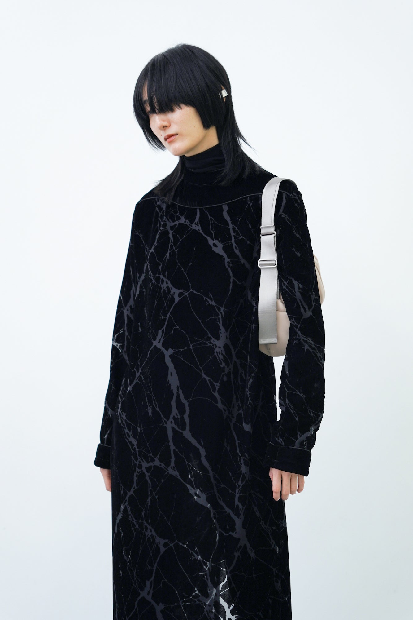 Atlas Opal Robe / black