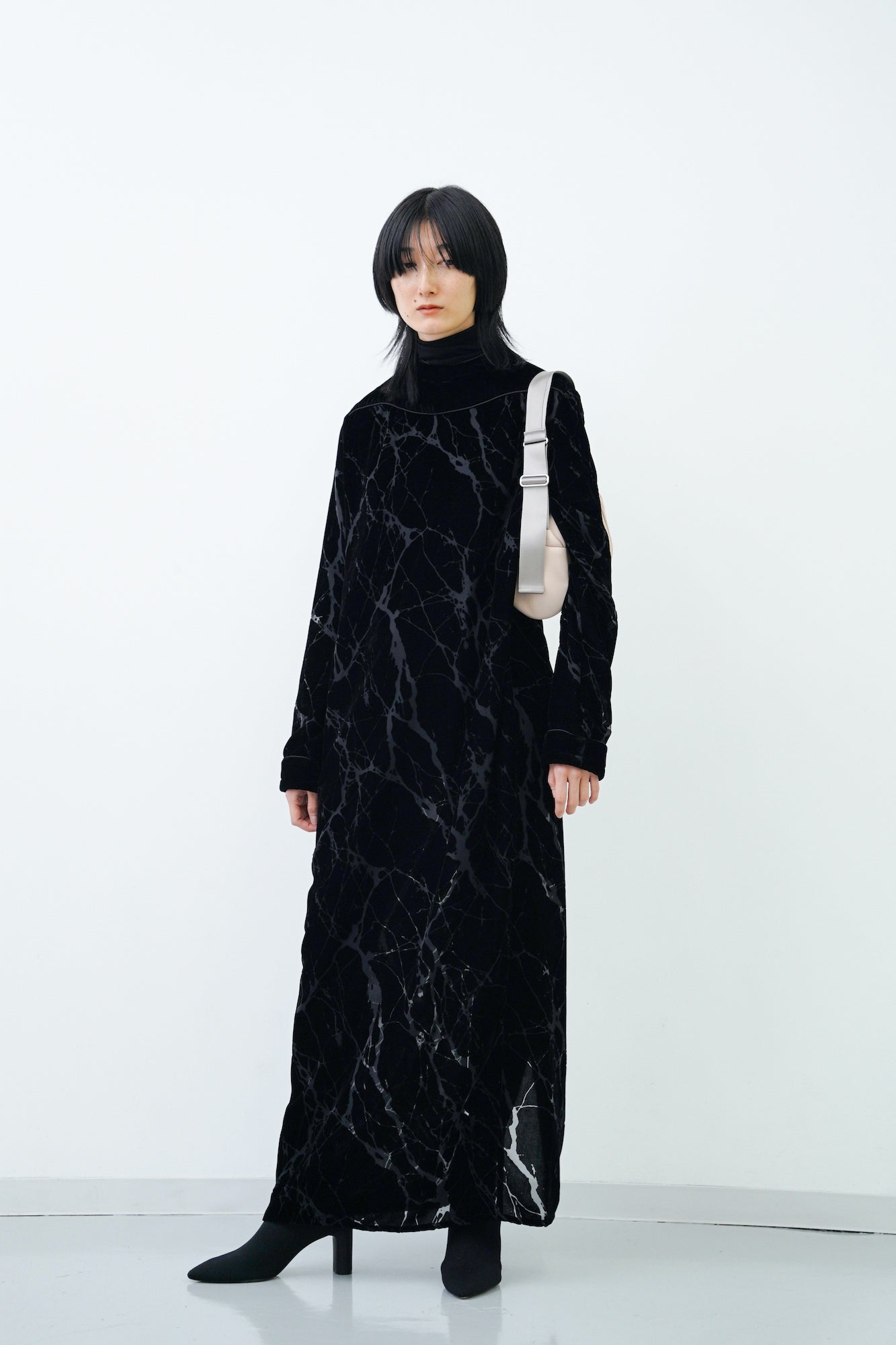 Atlas Opal Robe / black