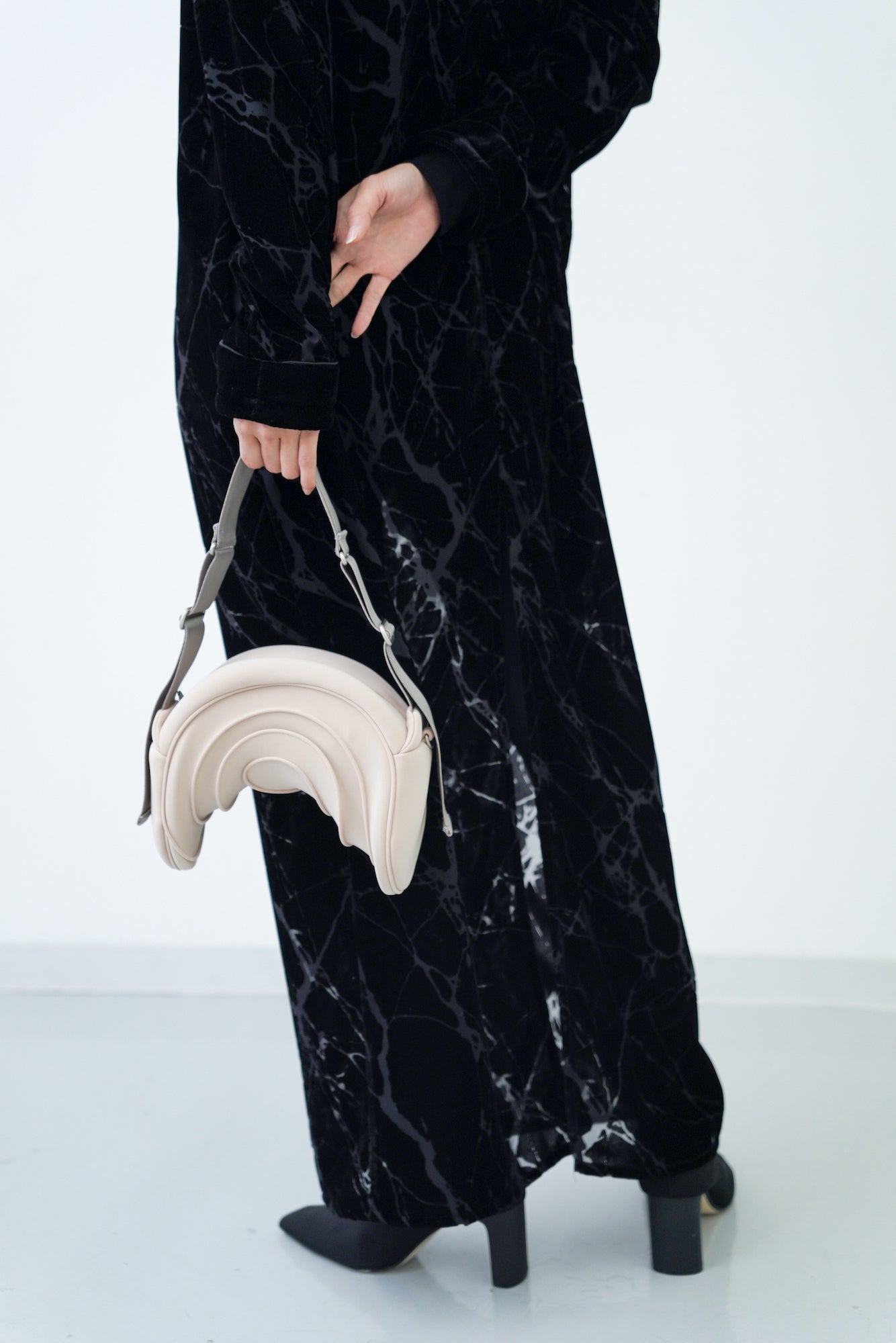 Atlas Opal Robe / black