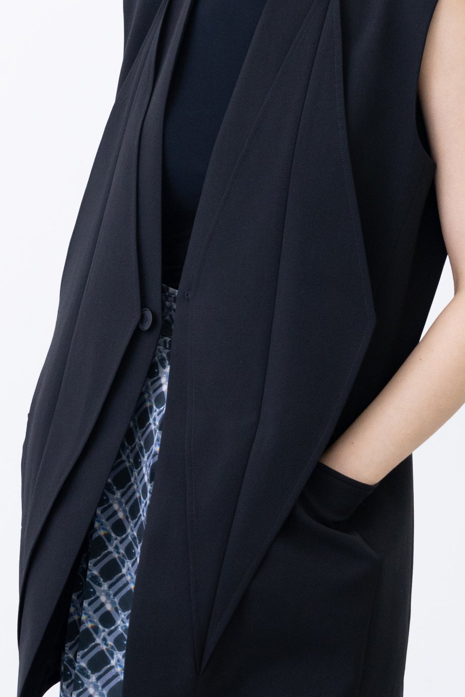 Dia Sleeveless Jacket / black