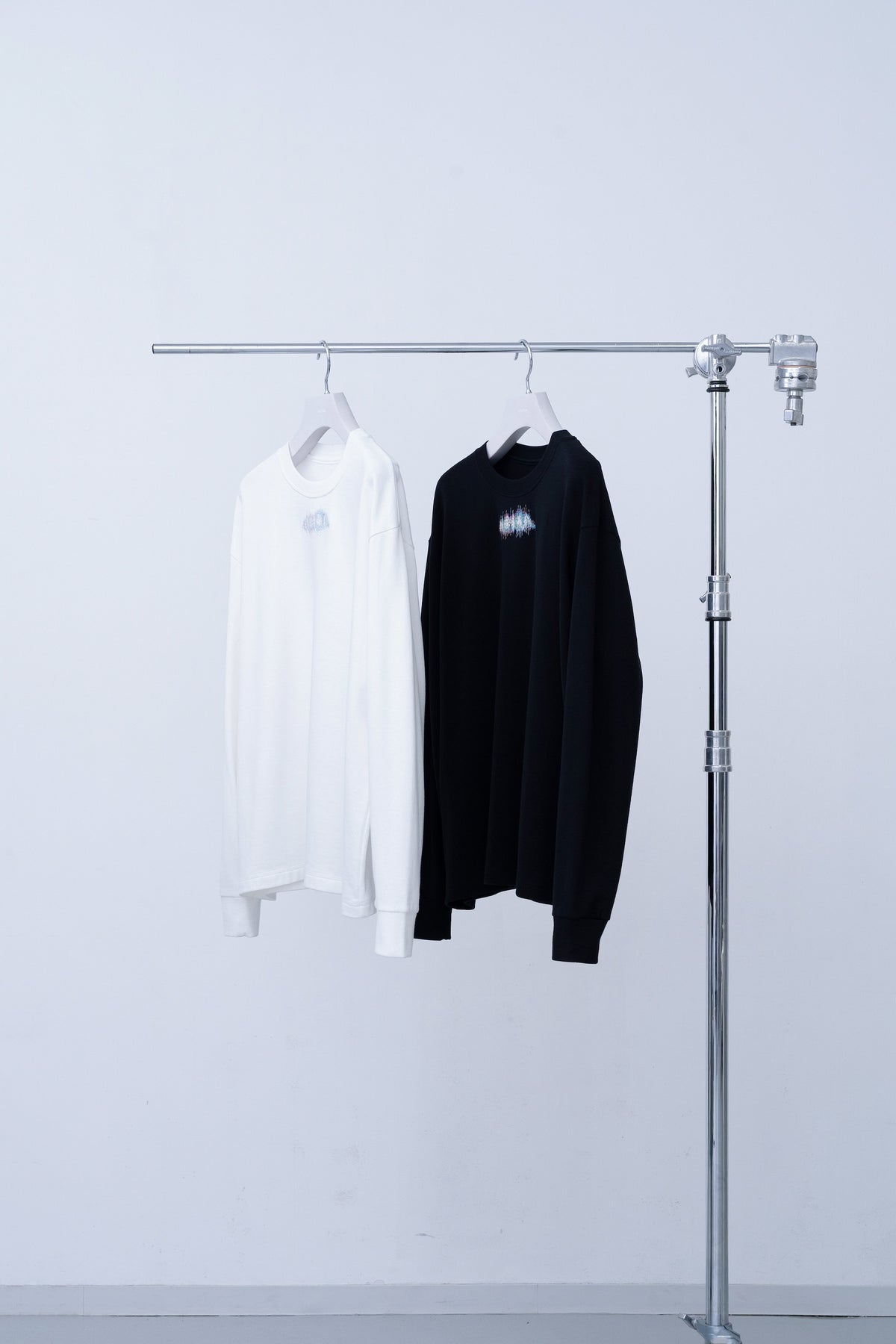 Winker Embroidery Sweat Shirt / white - Image 3